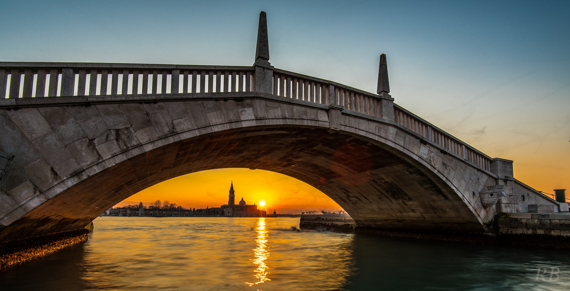 venice under the bridge