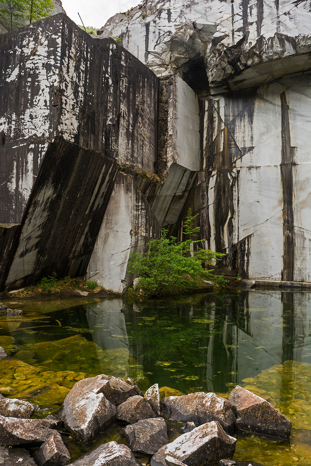 Il laghetto nella cava abbandonata