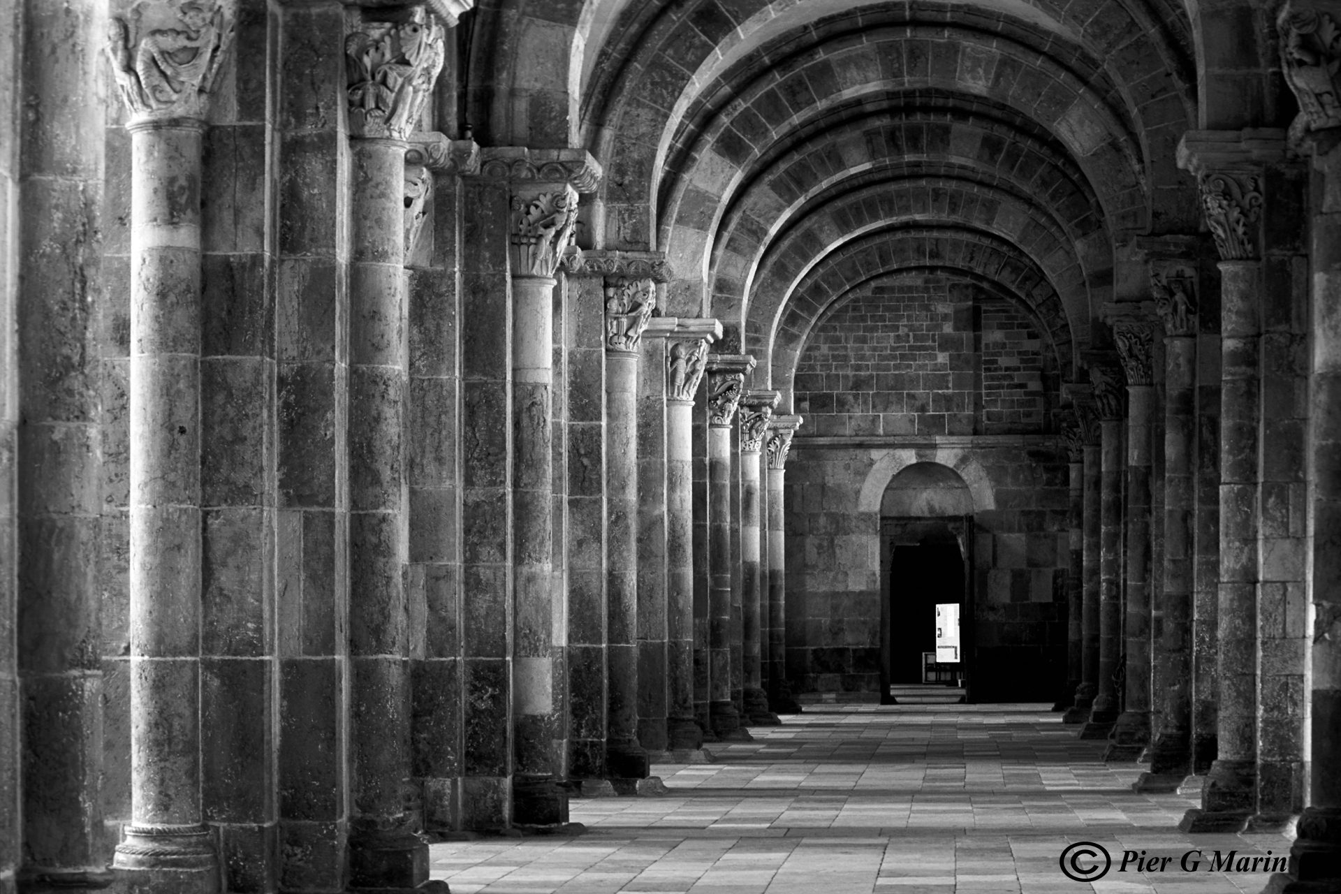 Eglise de Ste-Madeleine. Vezelay, Bourgogne (sec. xii)