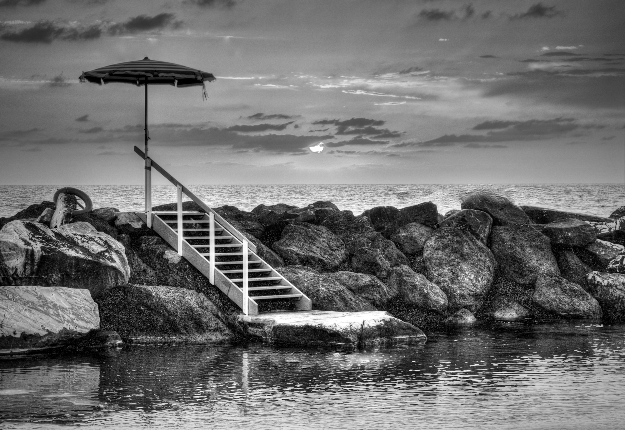 un tramonto in bianco e nero