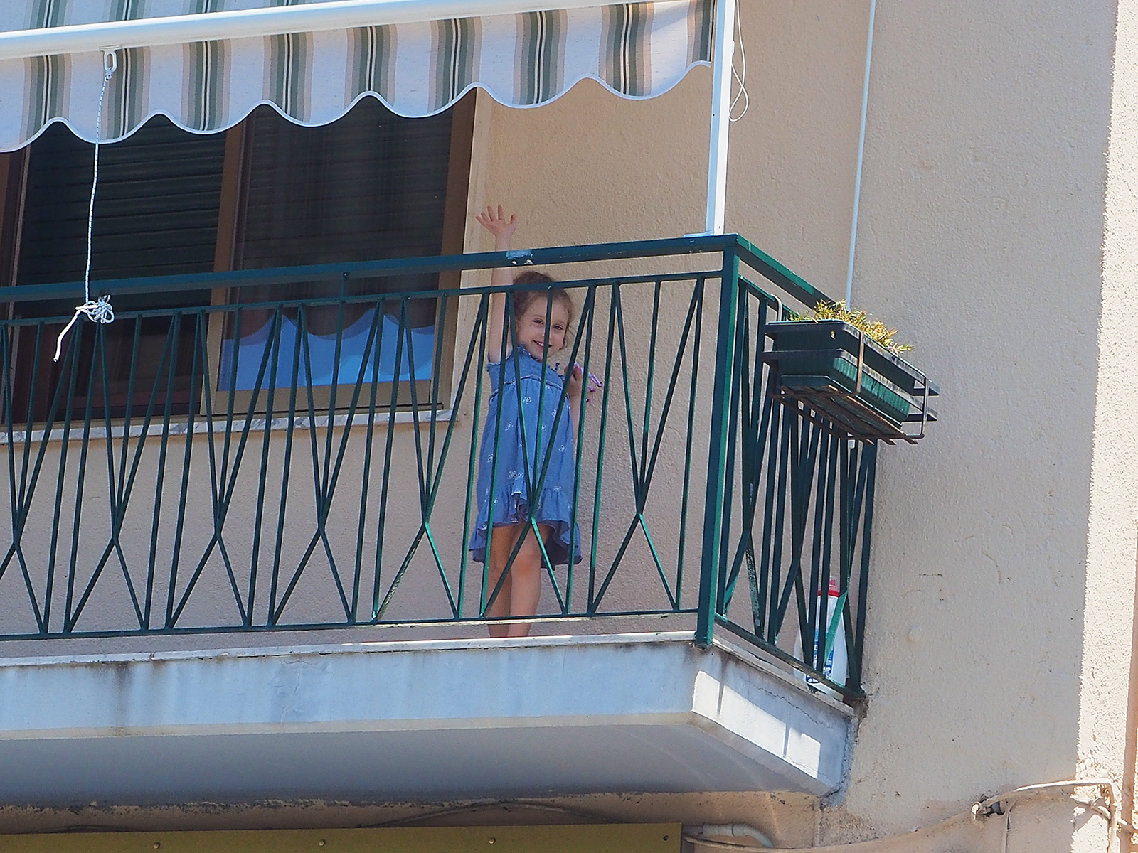 "And the little girl greeted me from the balcony ..&quo...