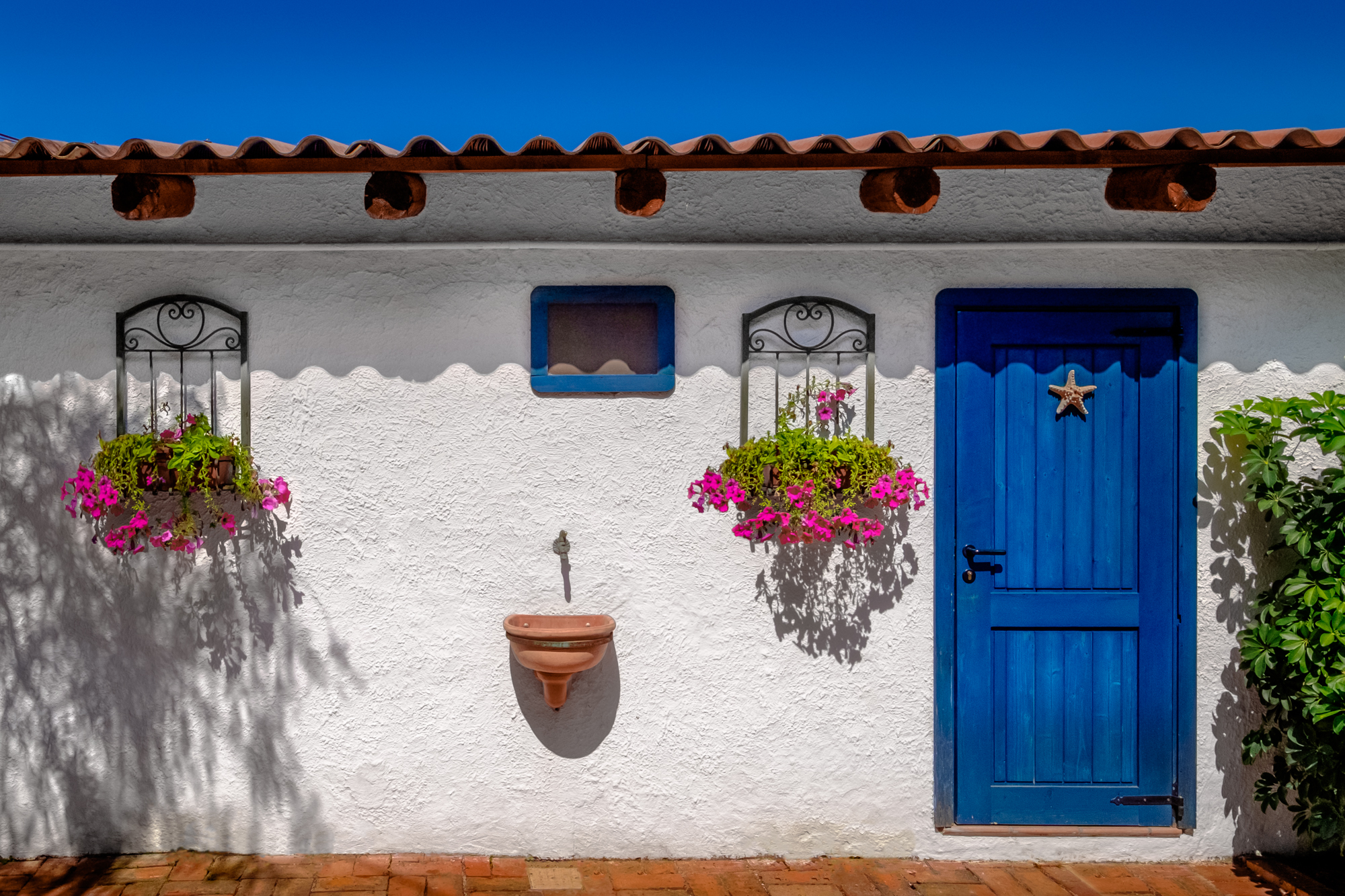 Per le vie del paese direzione mare.