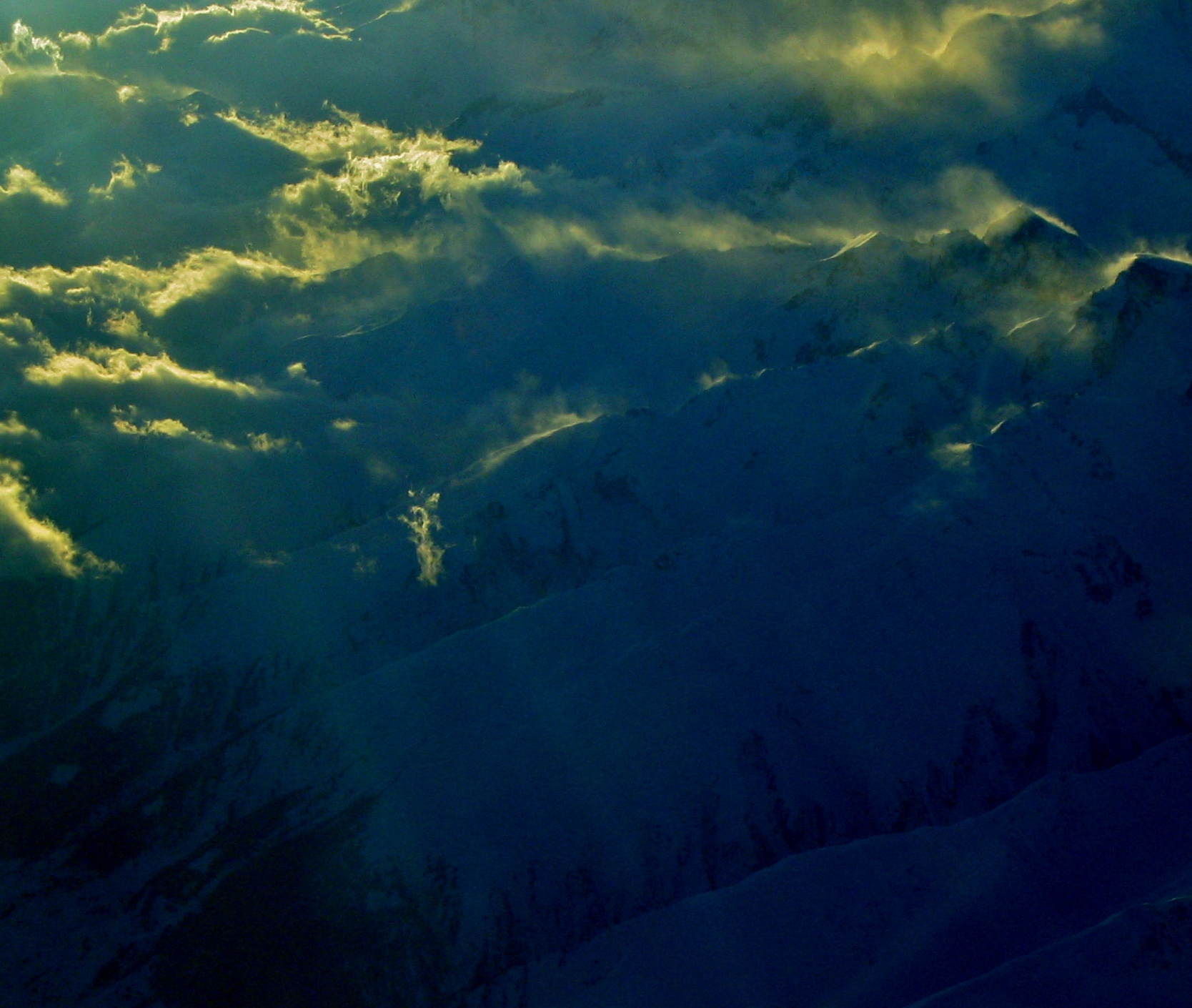 Monti innevati al mattino