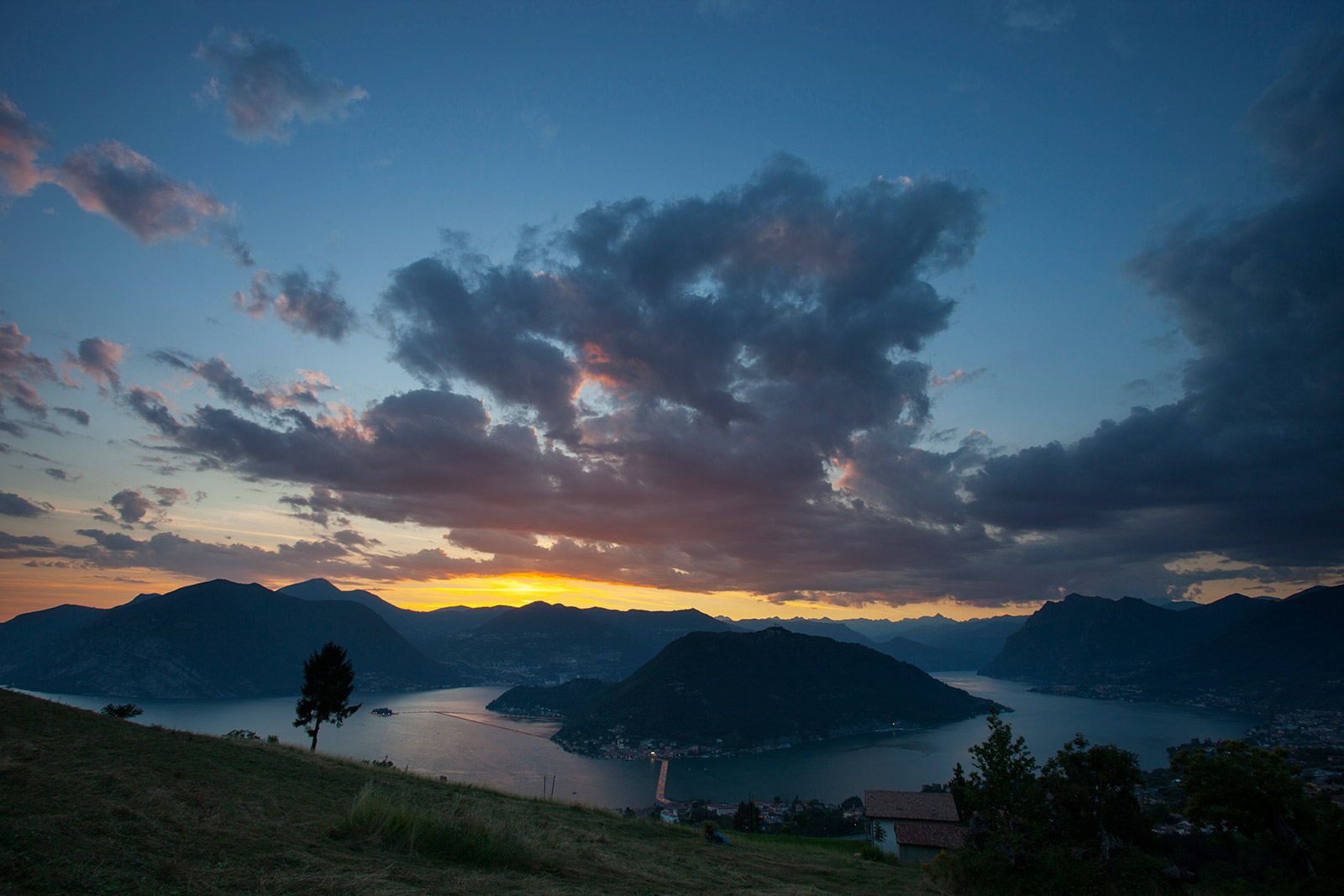 Sunset on "The floating piers"