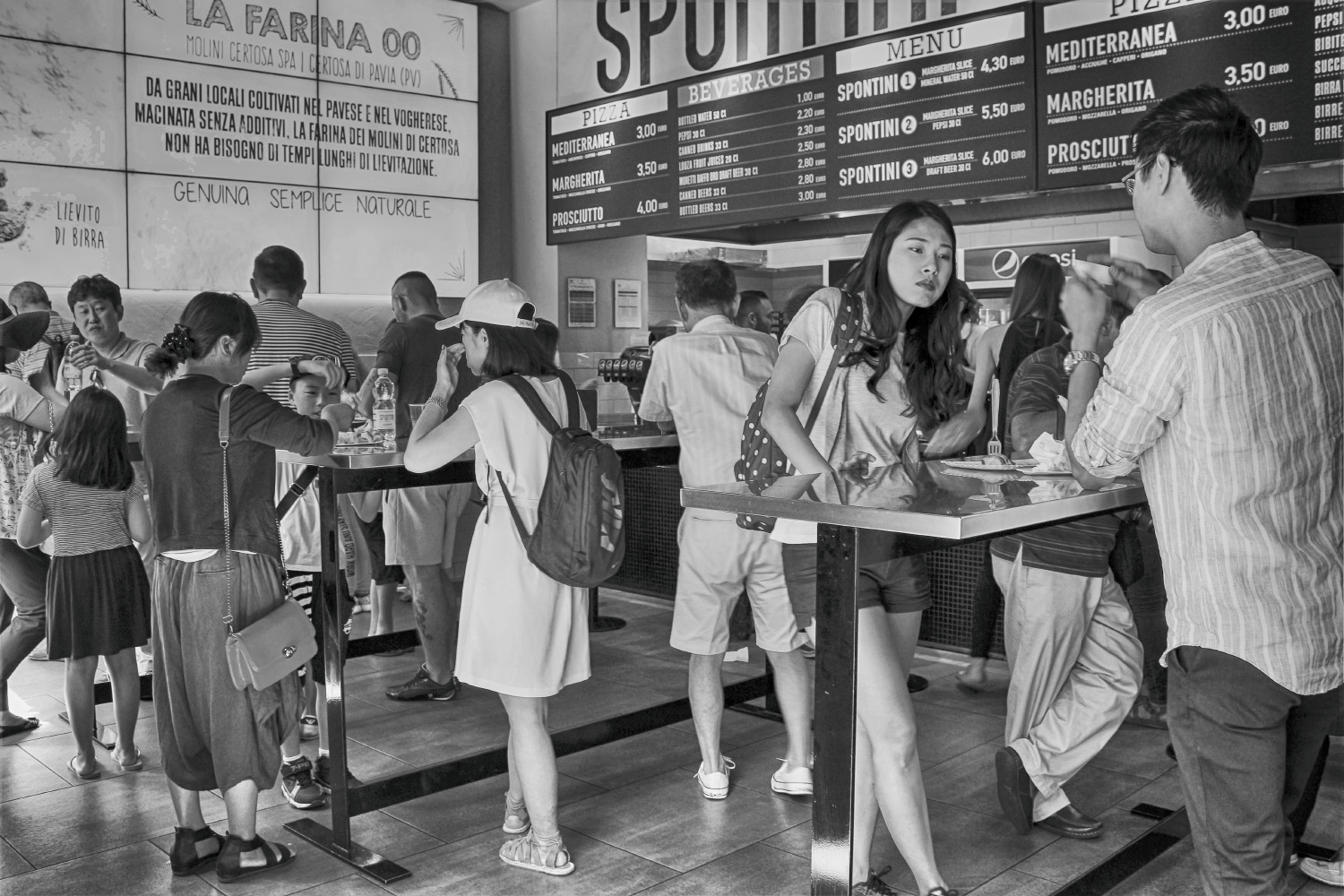 A Milano da Spontini la pizza della Regina