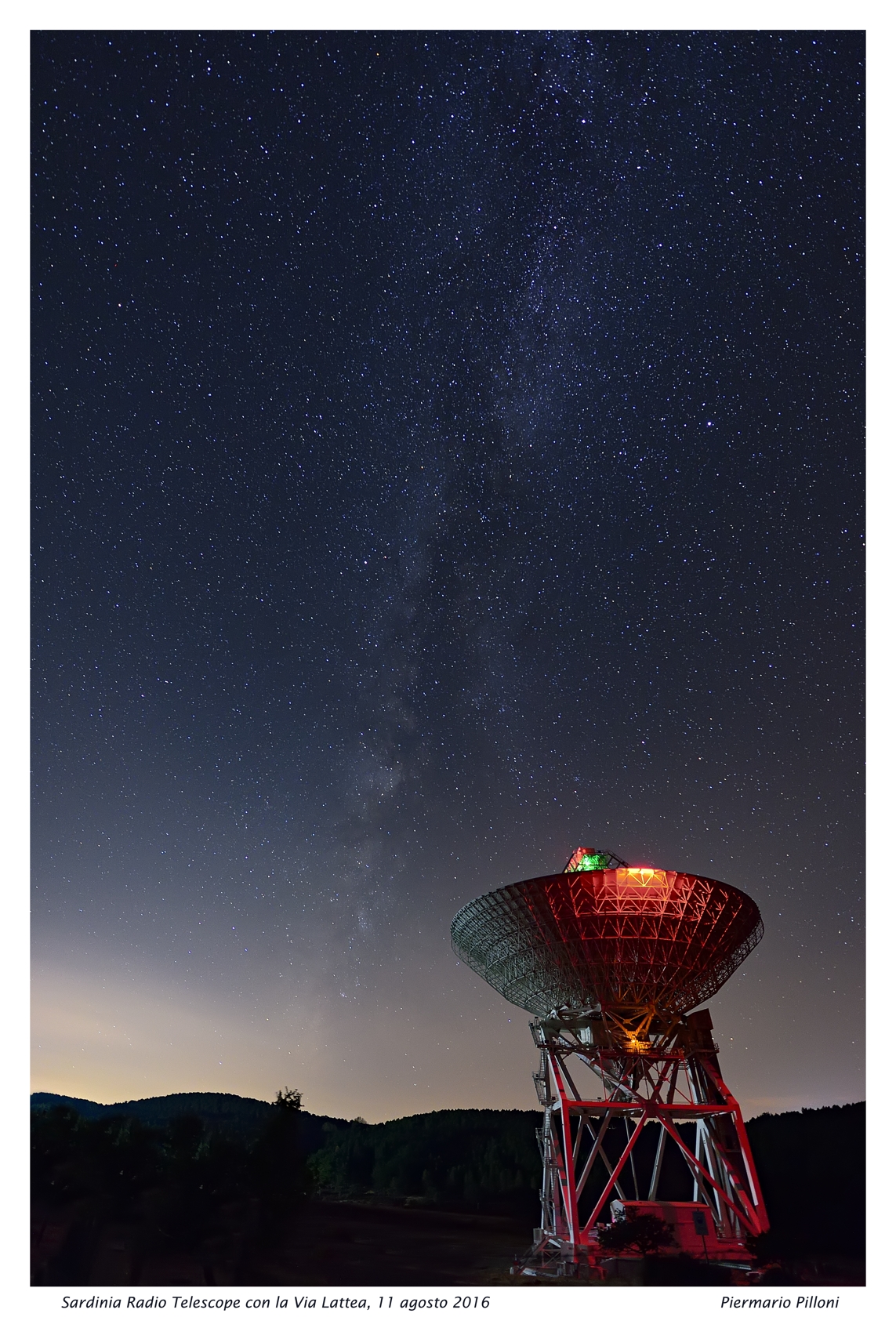 Sardinia Radio Telescope con la via Lattea