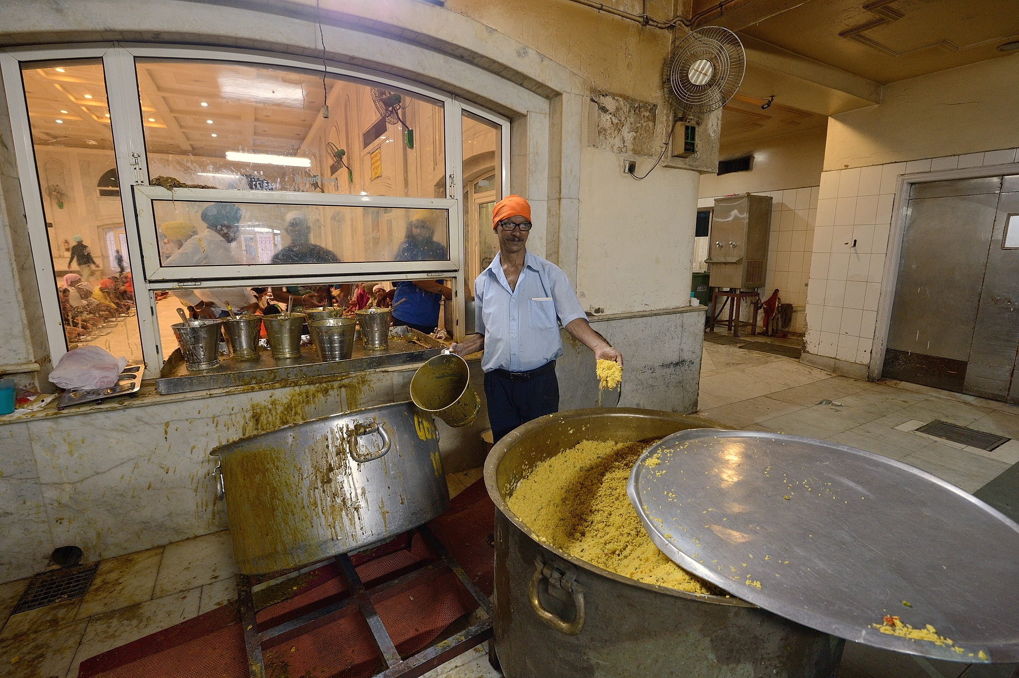 In the kitchen of the Sikhs