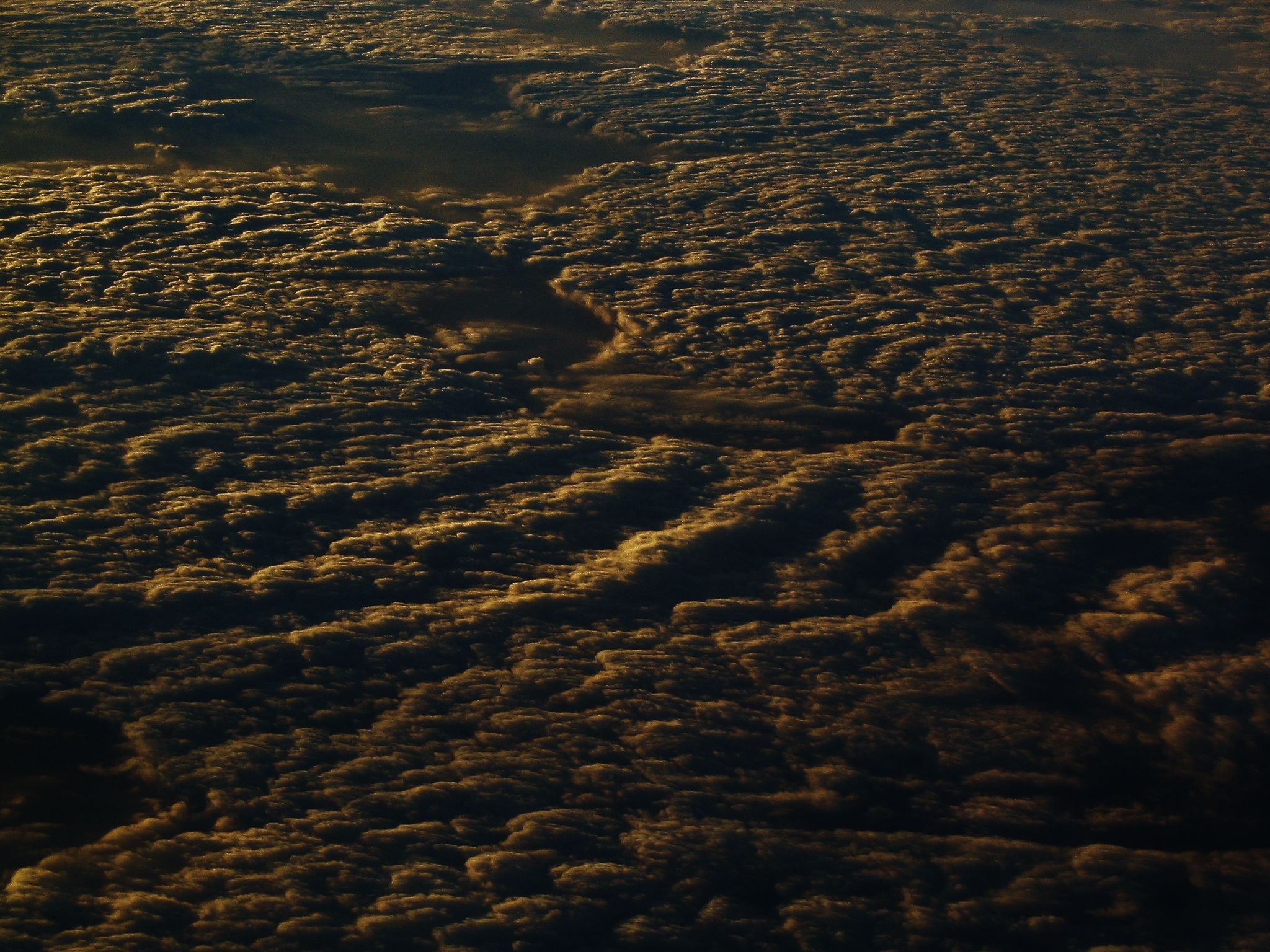 A sea of ??clouds at sunset.