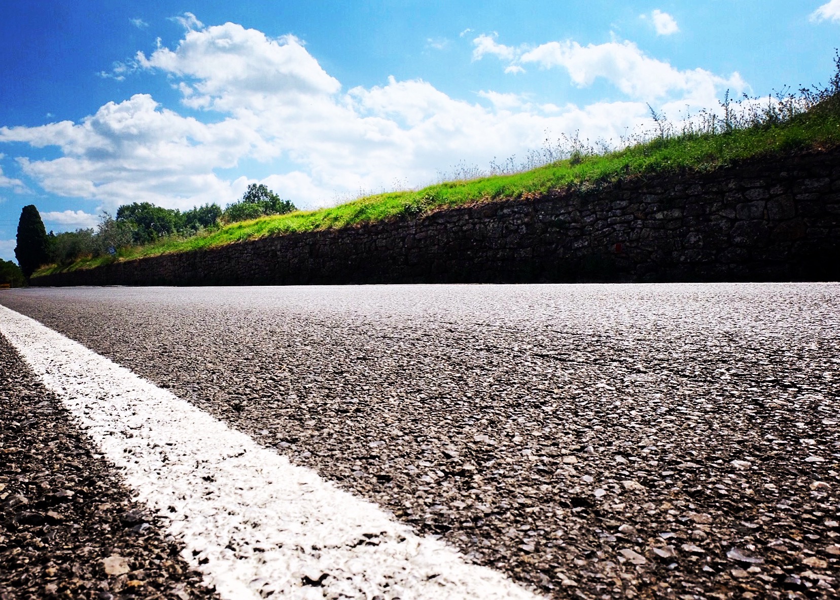 Orizzonte d'asfalto, terra e nuvole