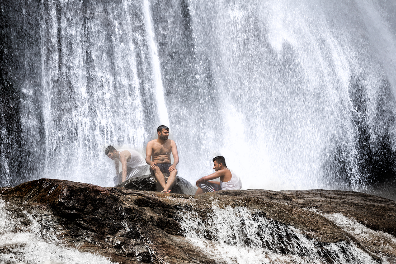 Temerari sotto le cascate dell'Acqua Fraggia