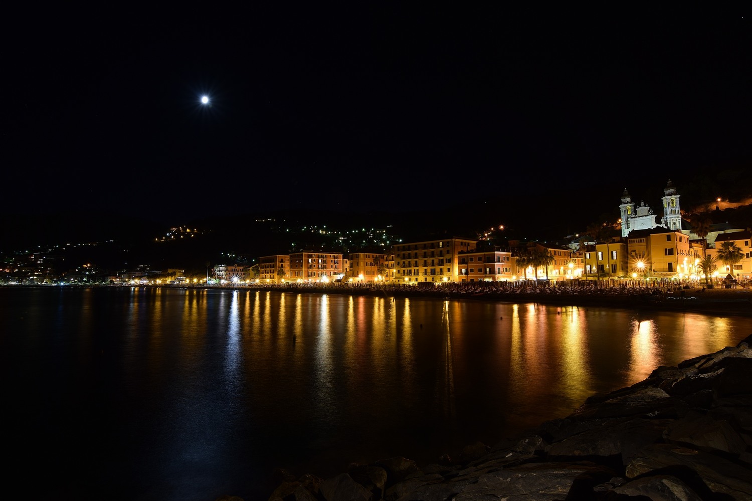 look at that moon looks to the sea