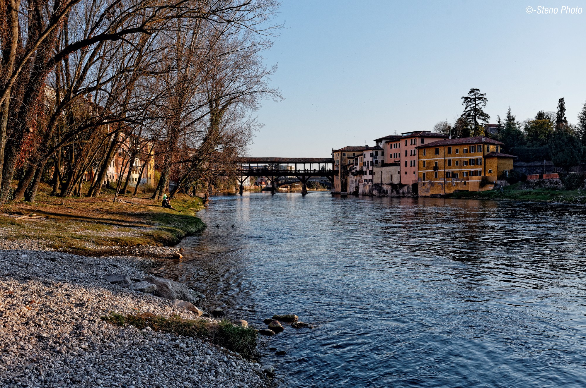 Una passeggiata sulla riva