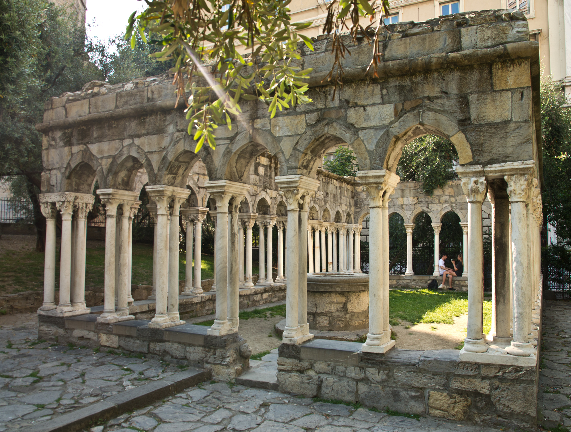 Genova. Tenerezze nel chiostro di S. Andrea