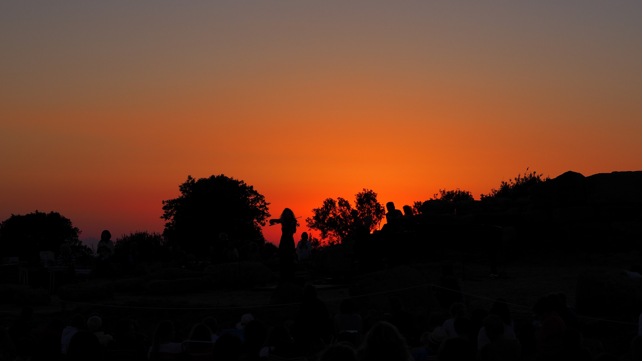 La violinista nel tramonto.