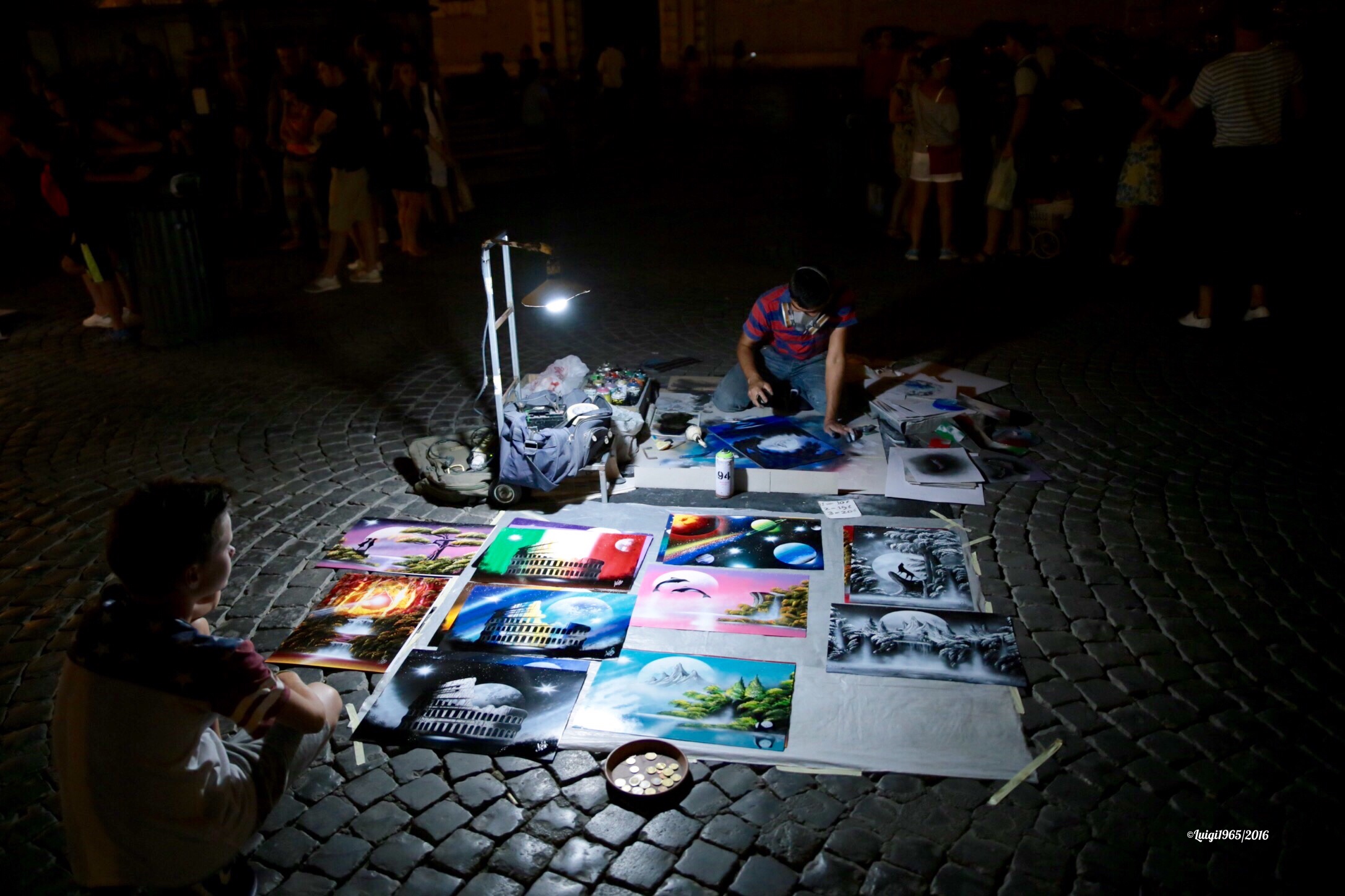Artista di strada con pubblico pagante.