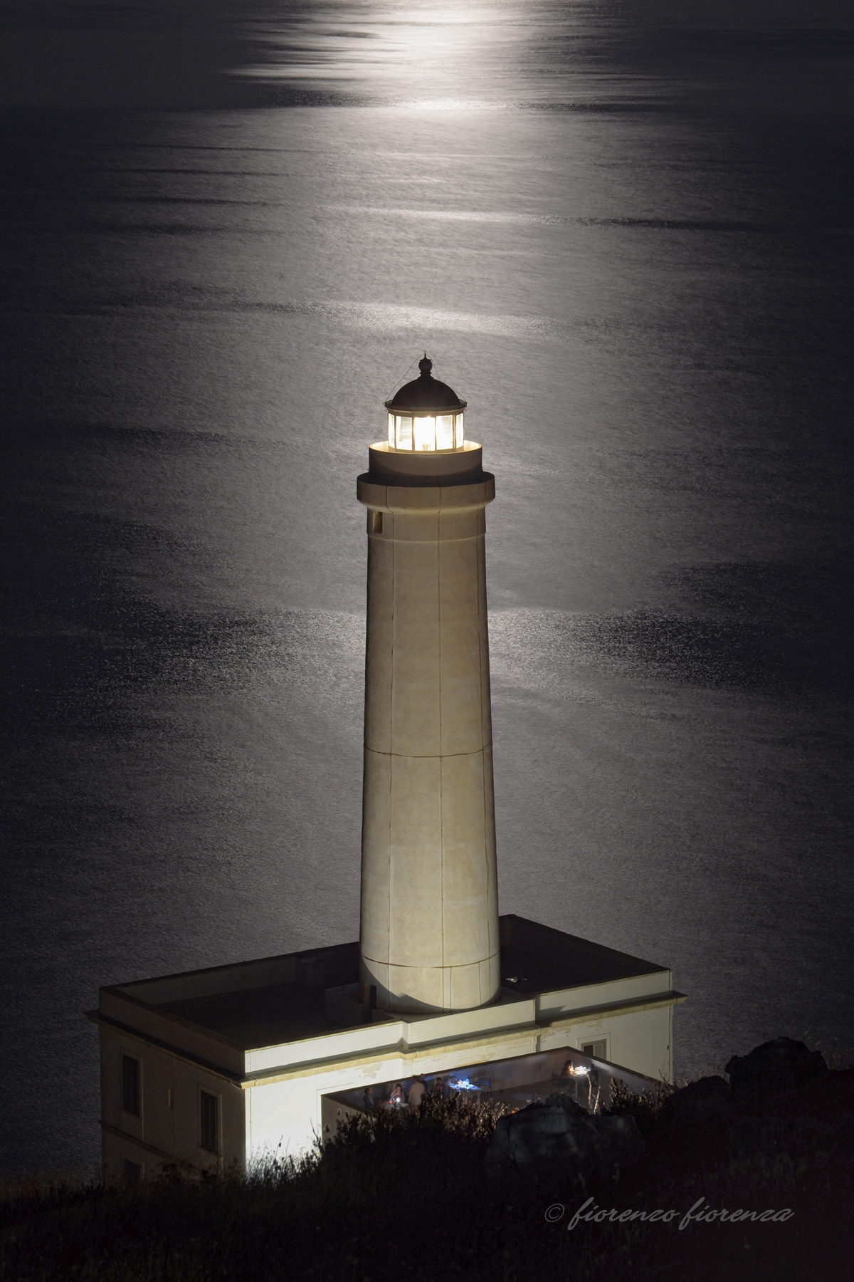 Faro al chiaro di luna
