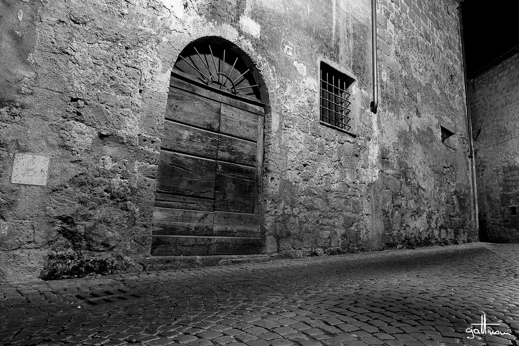 Orvieto, the streets of the old town at night 4