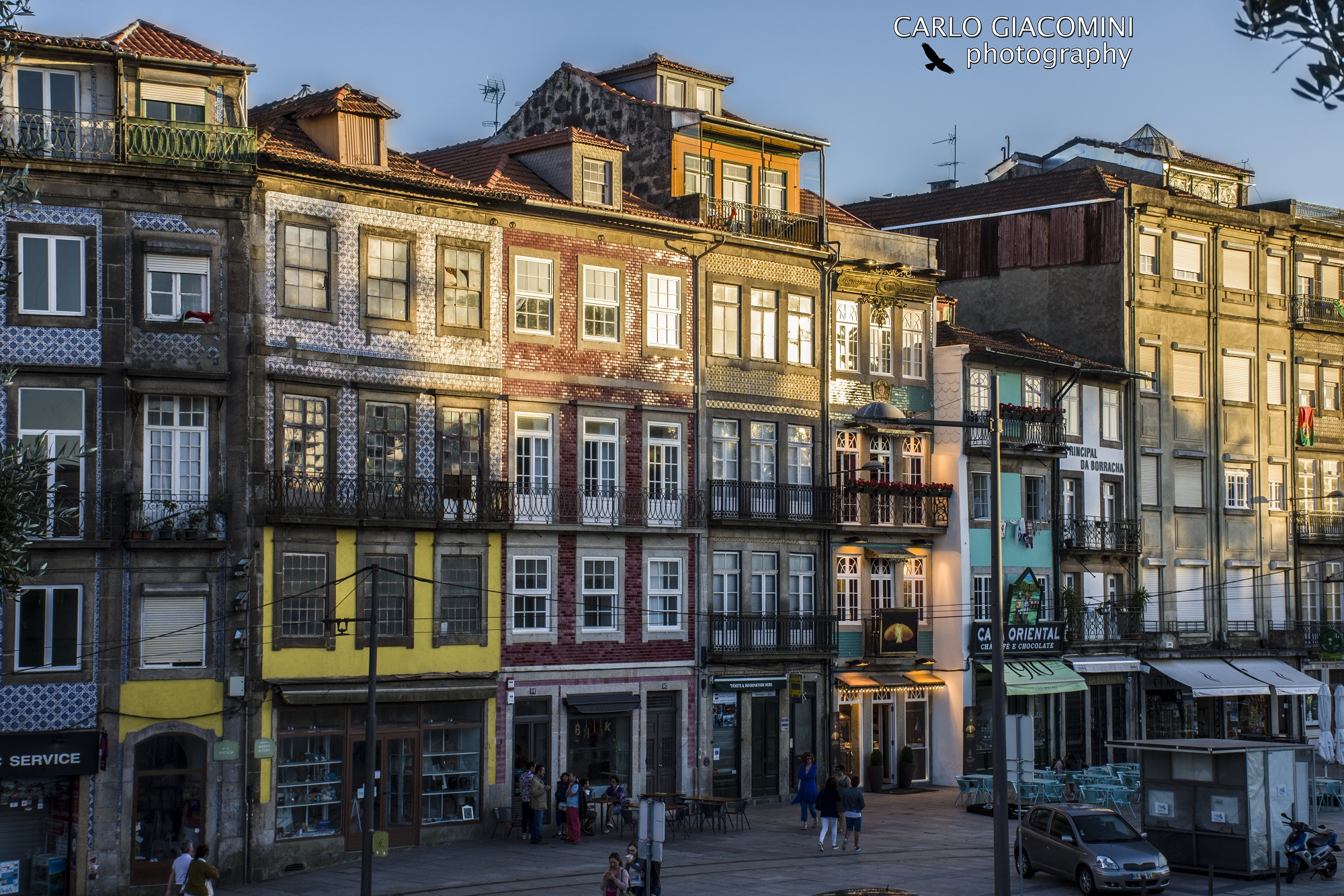 Tavolozza di colori sulle case di Porto