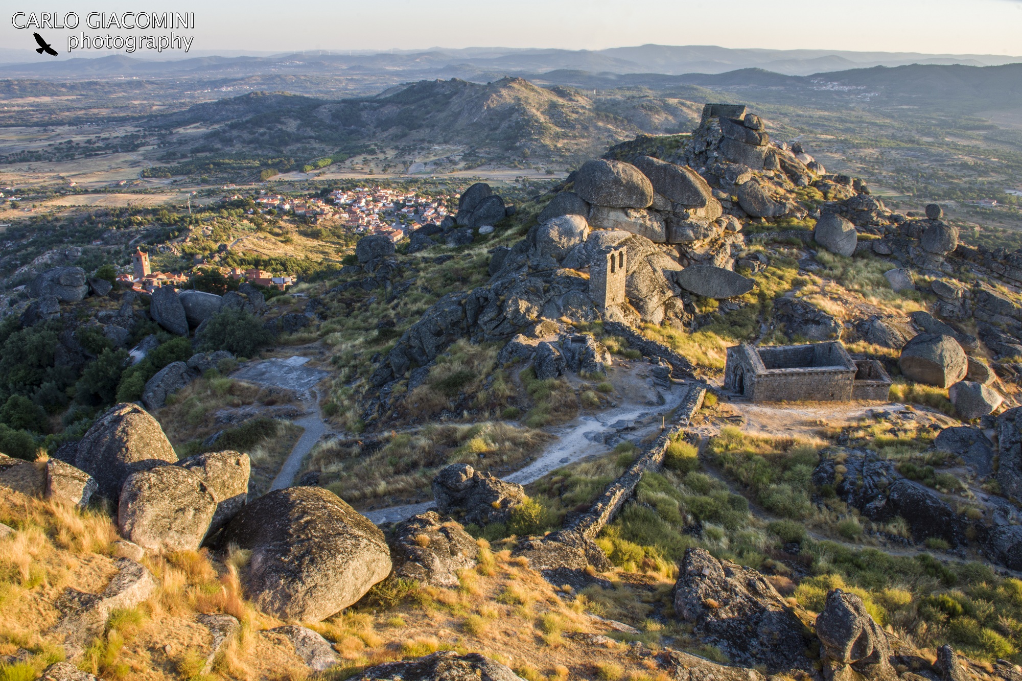 Monsanto fra i massi dal castello
