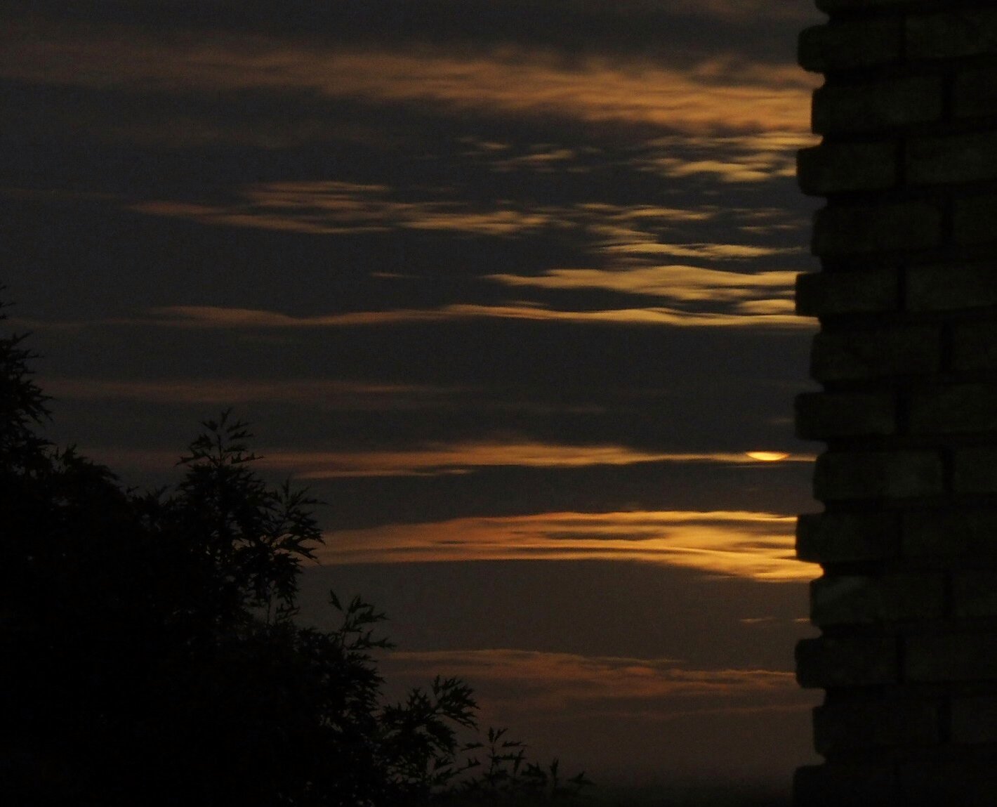 la luna dietro al muro