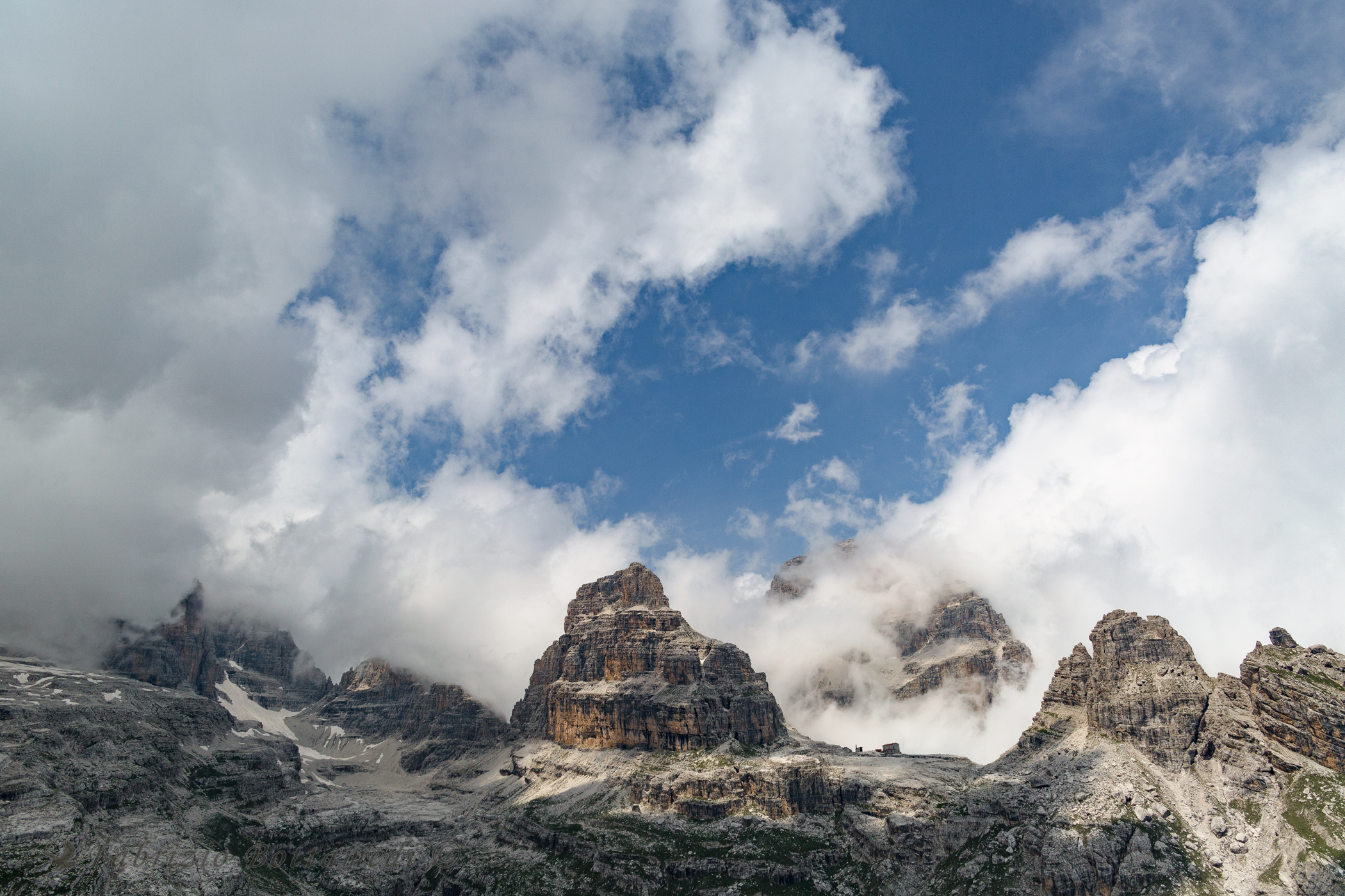 Clouds that play among the rocks