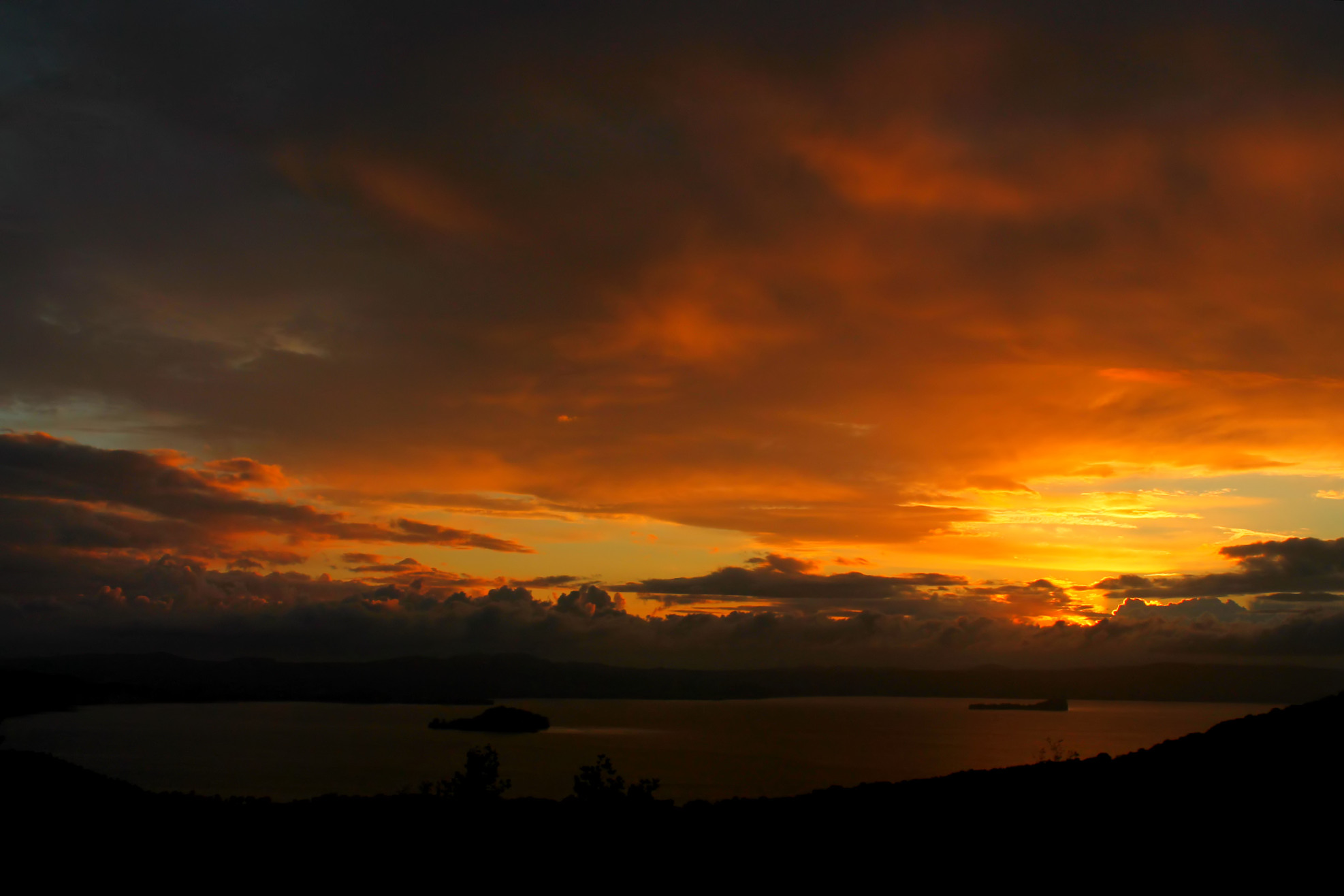 Tramonto Nuvoloso Sul Lago