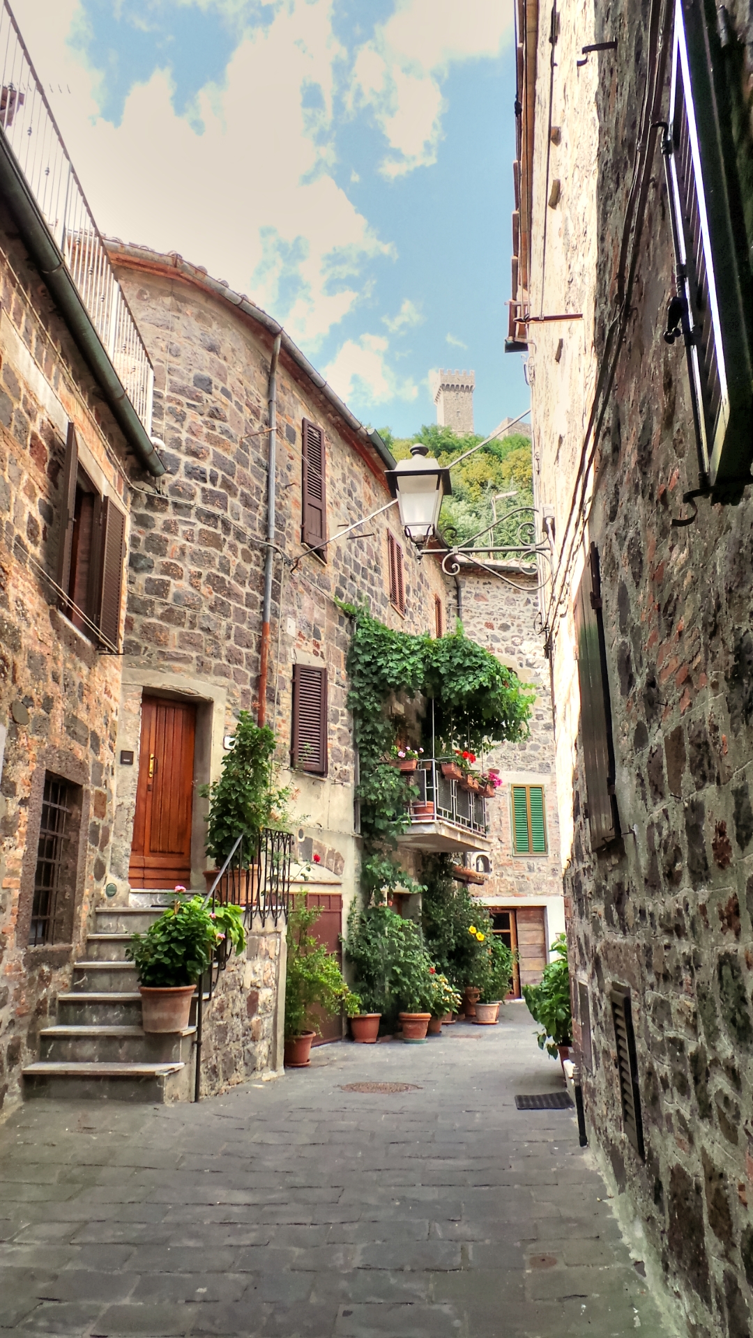 From the alley it can see the Tower of Radicofani