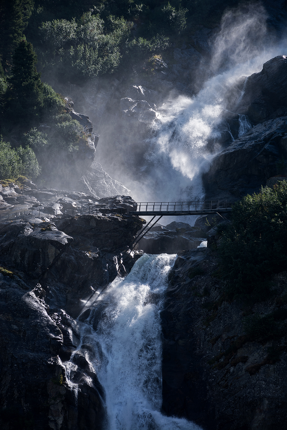 Il ponte tra le cascate
