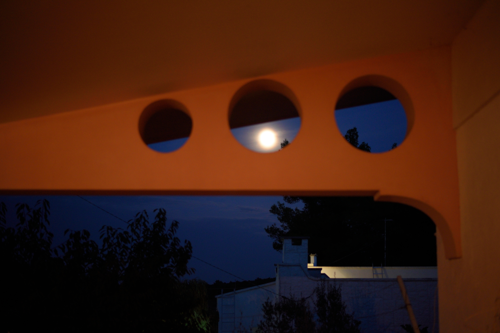 What a beautiful moon has leaned on my house tonight