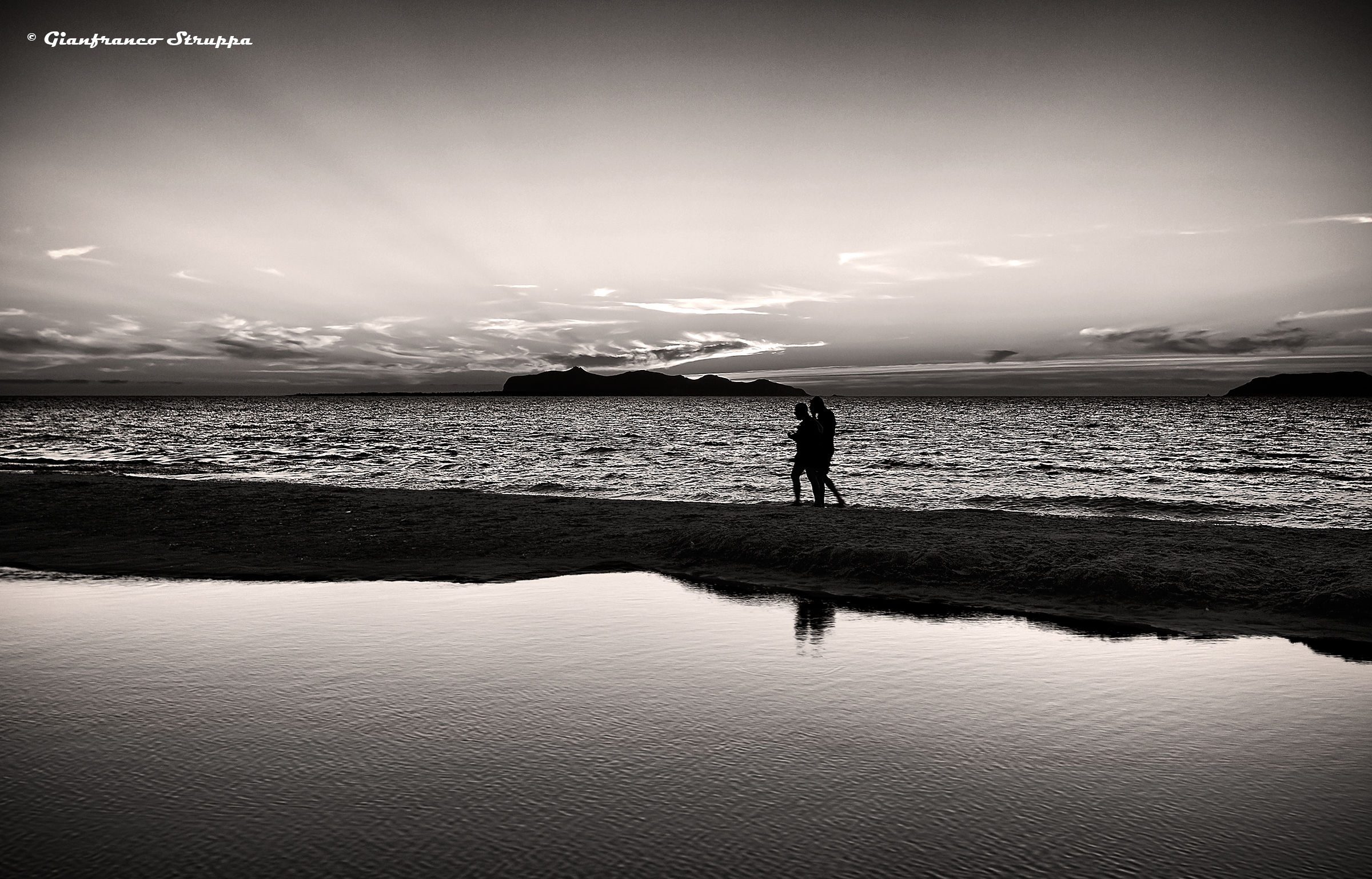 A walk between the river and the sea