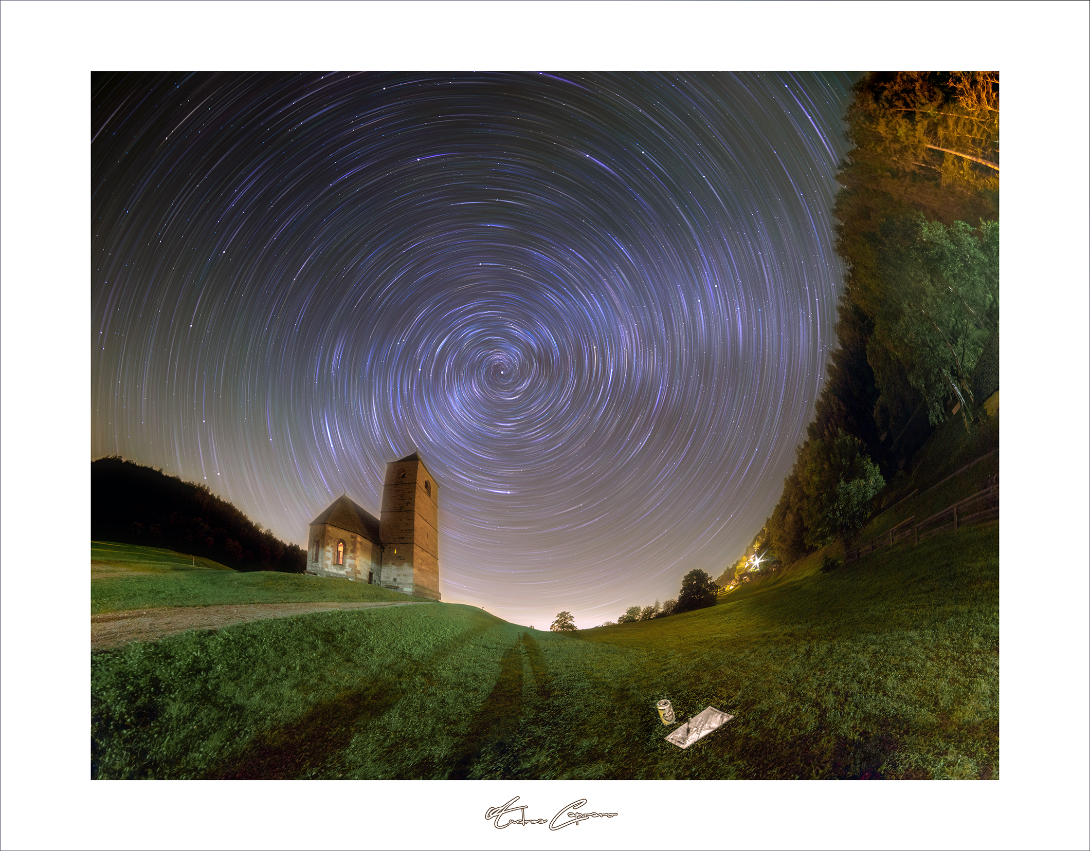 Vortice di luce tra le stelle.