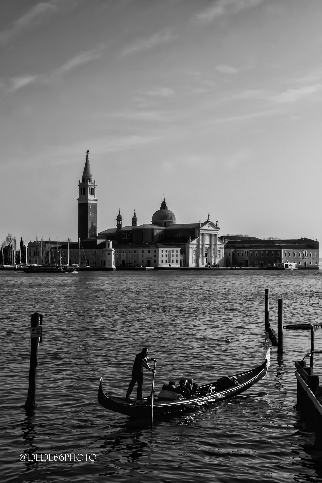 Rowing and goes Gondolier.