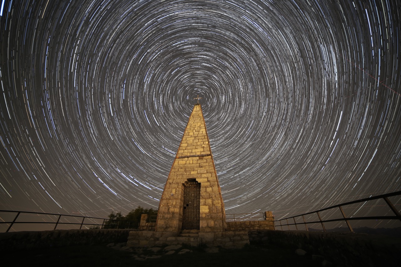 Startrail alla piramide del Palanzone