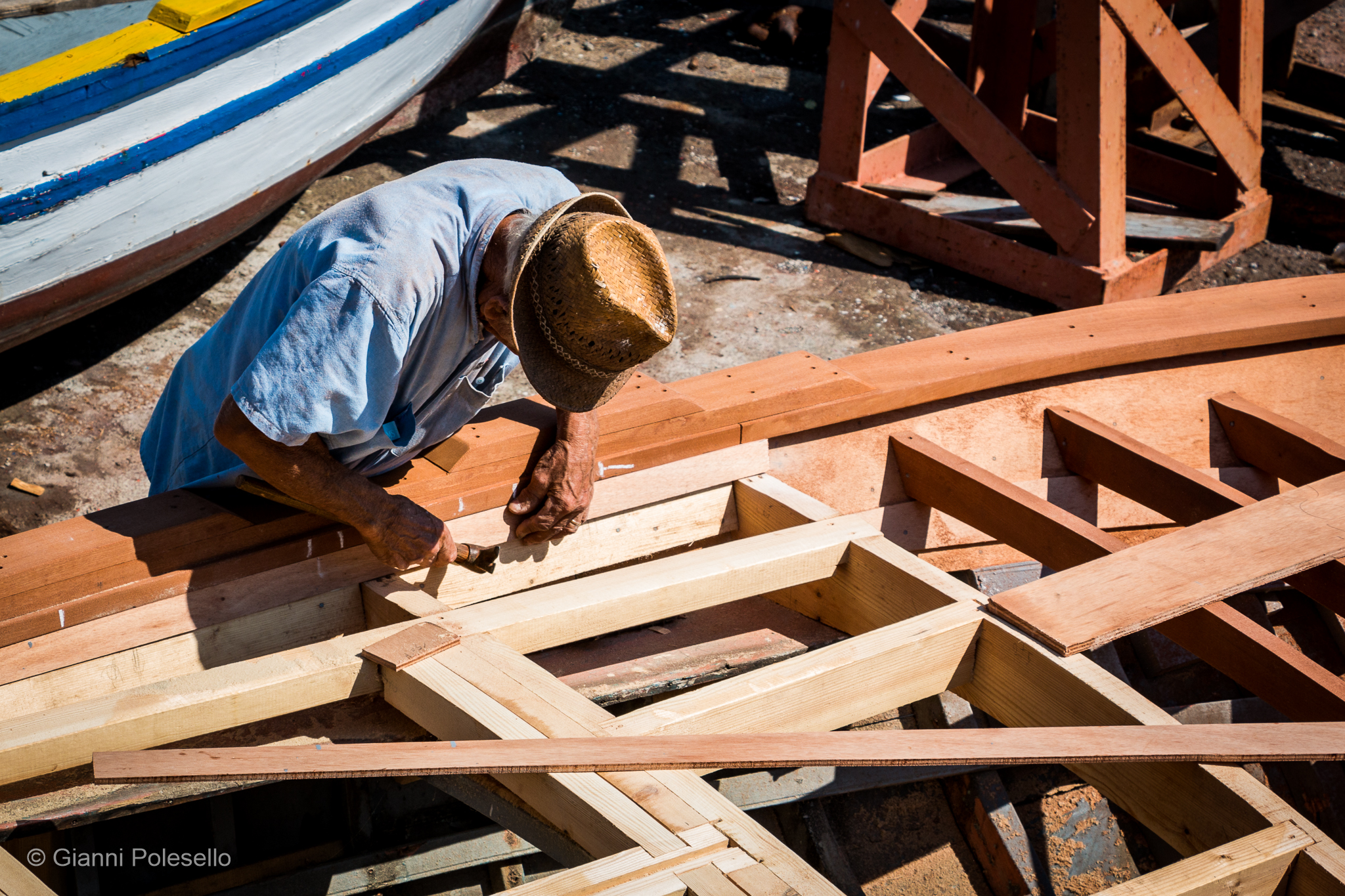 Mastro d'ascia al lavoro