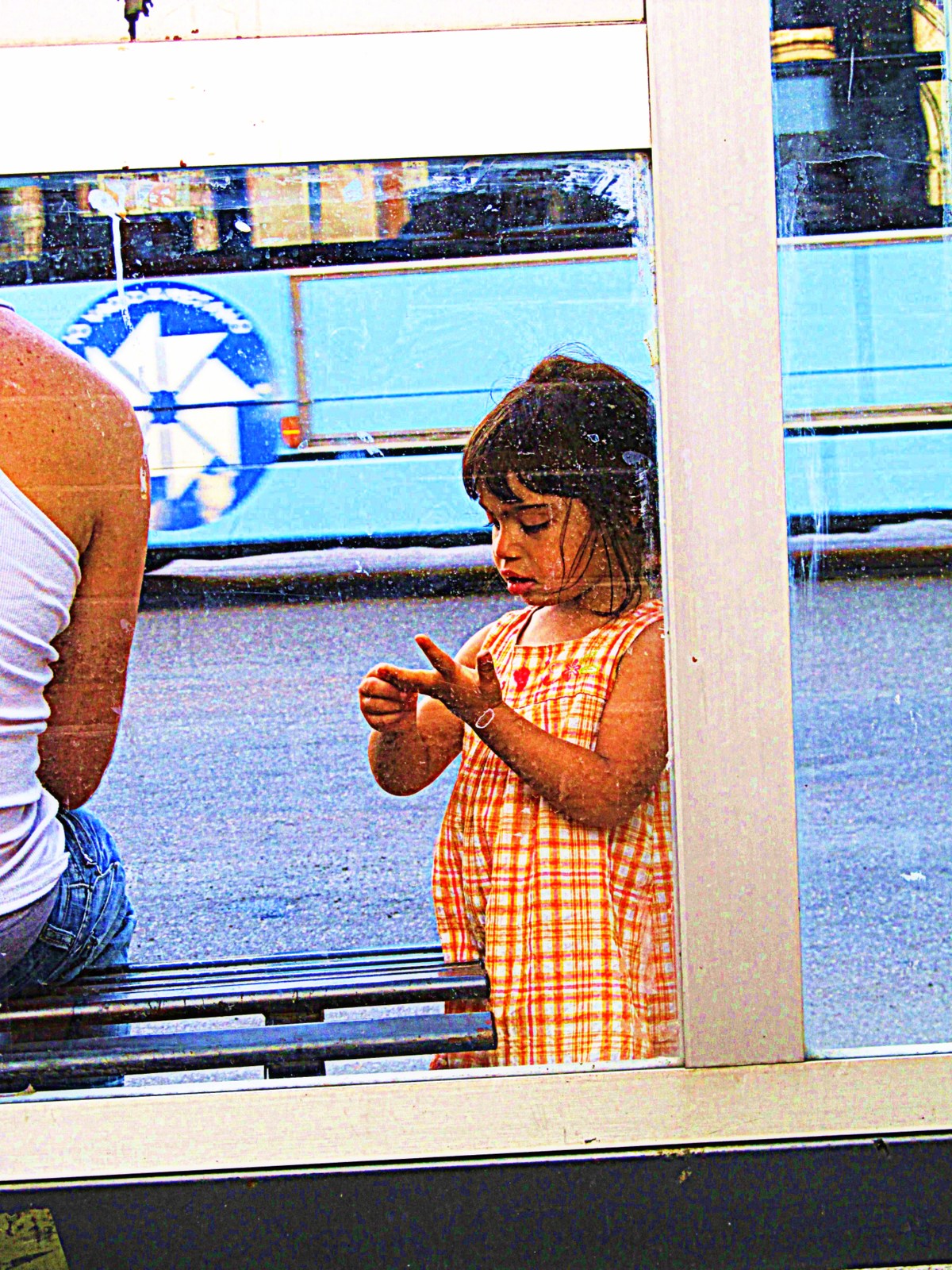 alla fermata  dell' autobus