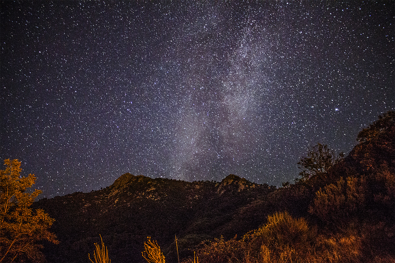 Via lattea dietro il monte