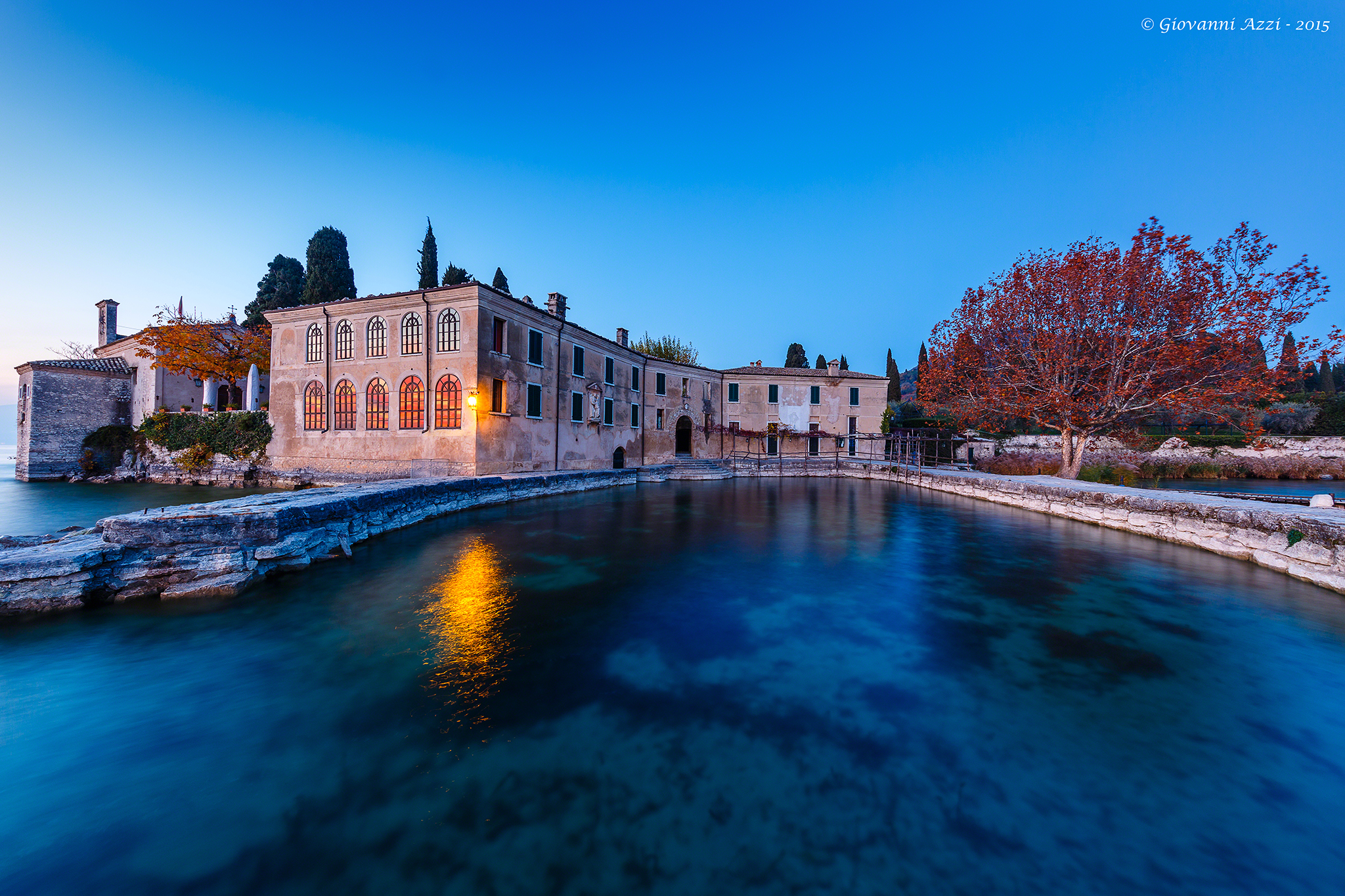 Red and blue in Punta San Vigilio