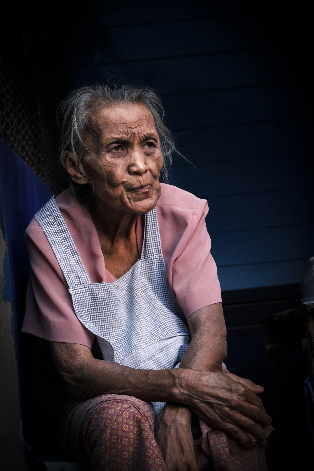 Thay elderly to the market ferravia