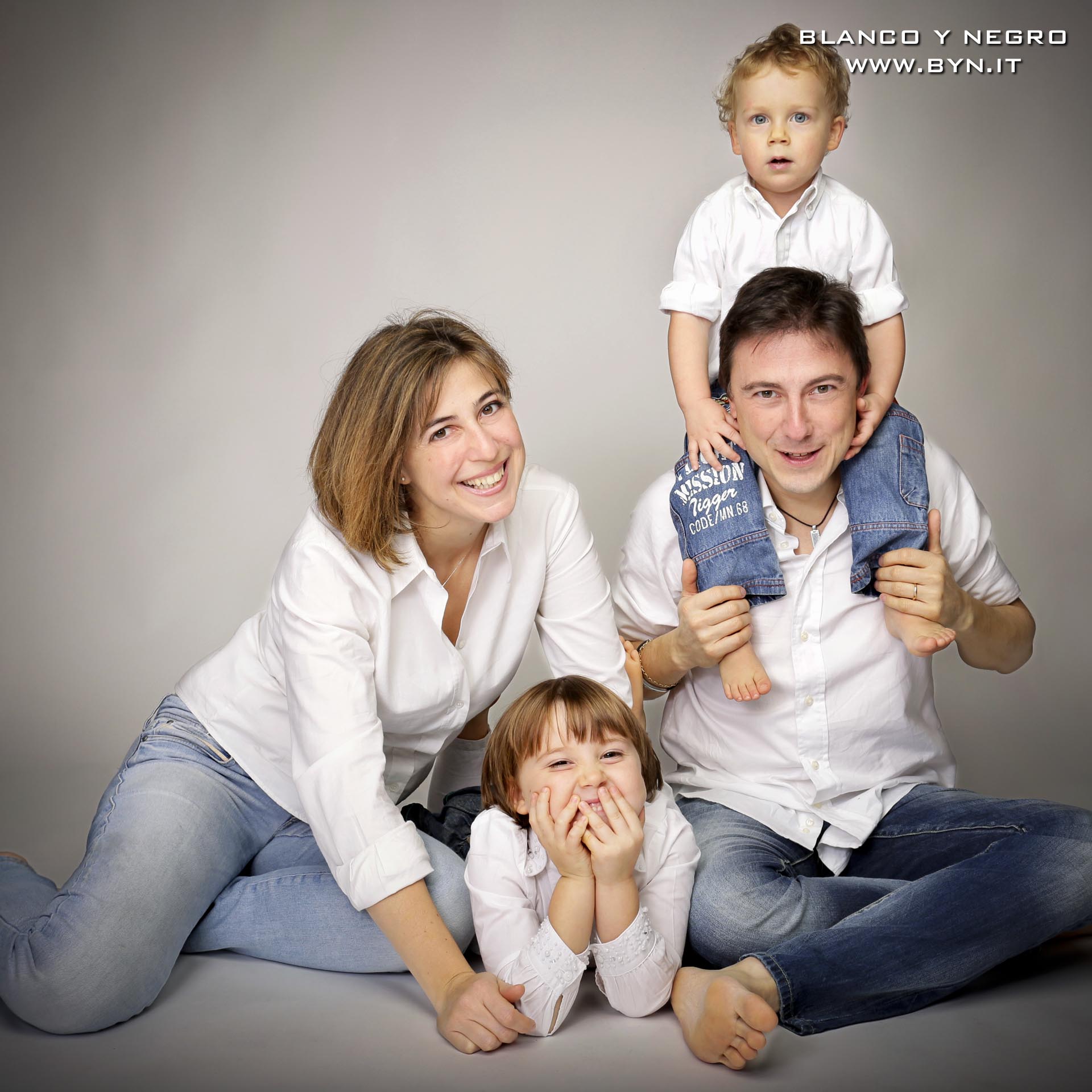 foto di famiglia in studio Milano