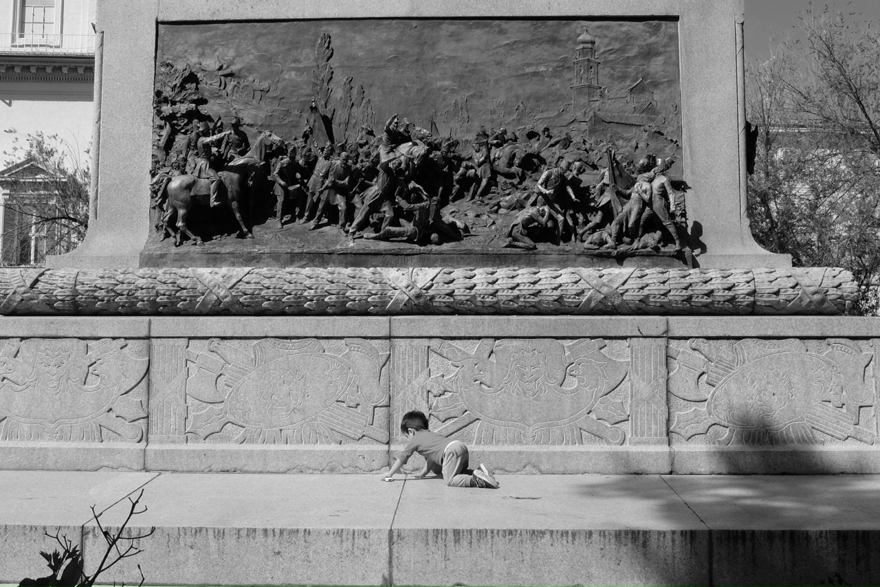 bambini che giocano alla guerra