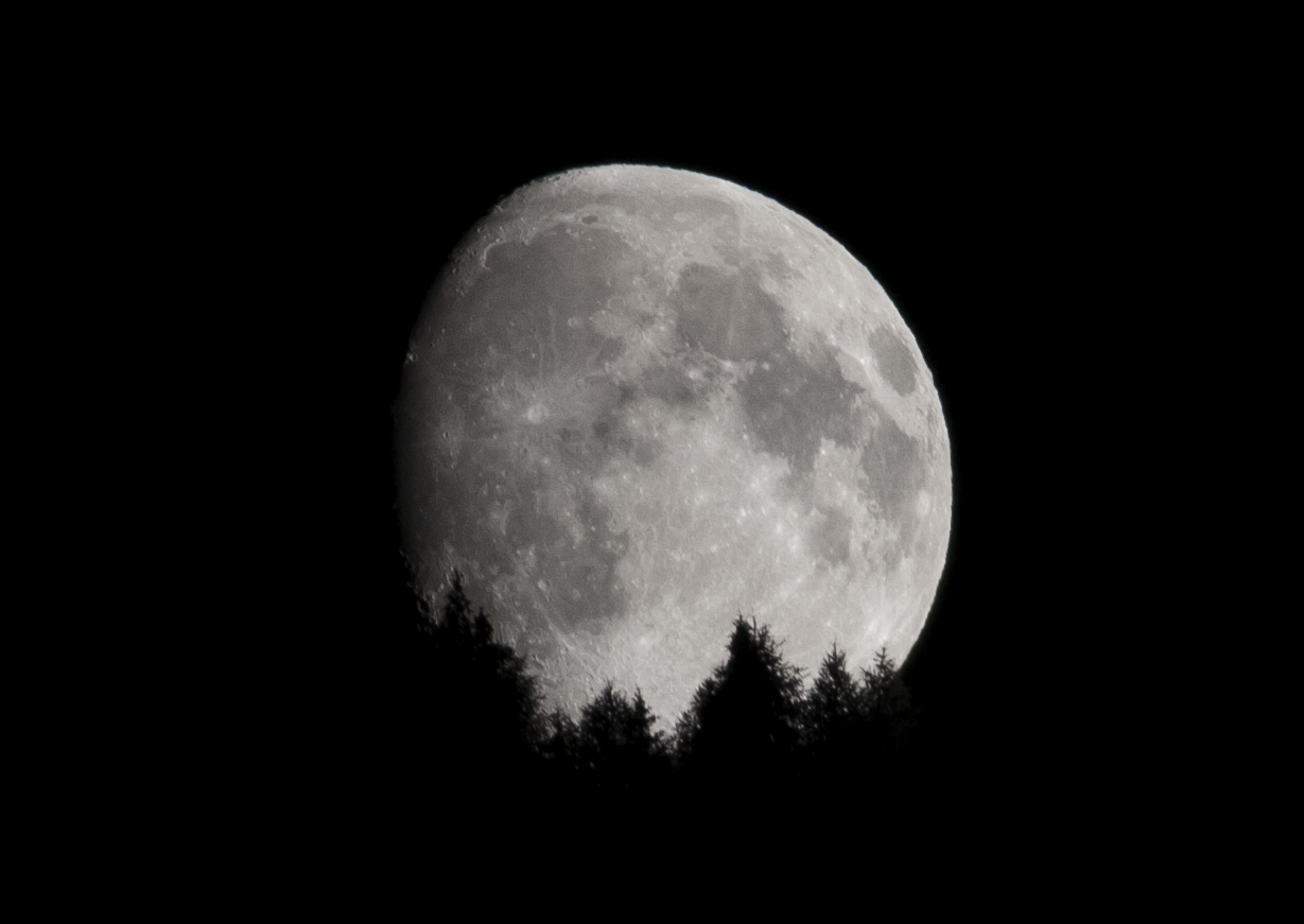 luna che sorge dal monte