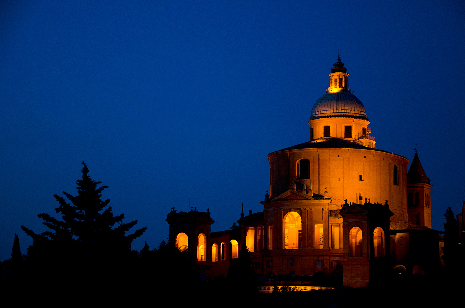 Vista di San Luca dopo il tramonto
