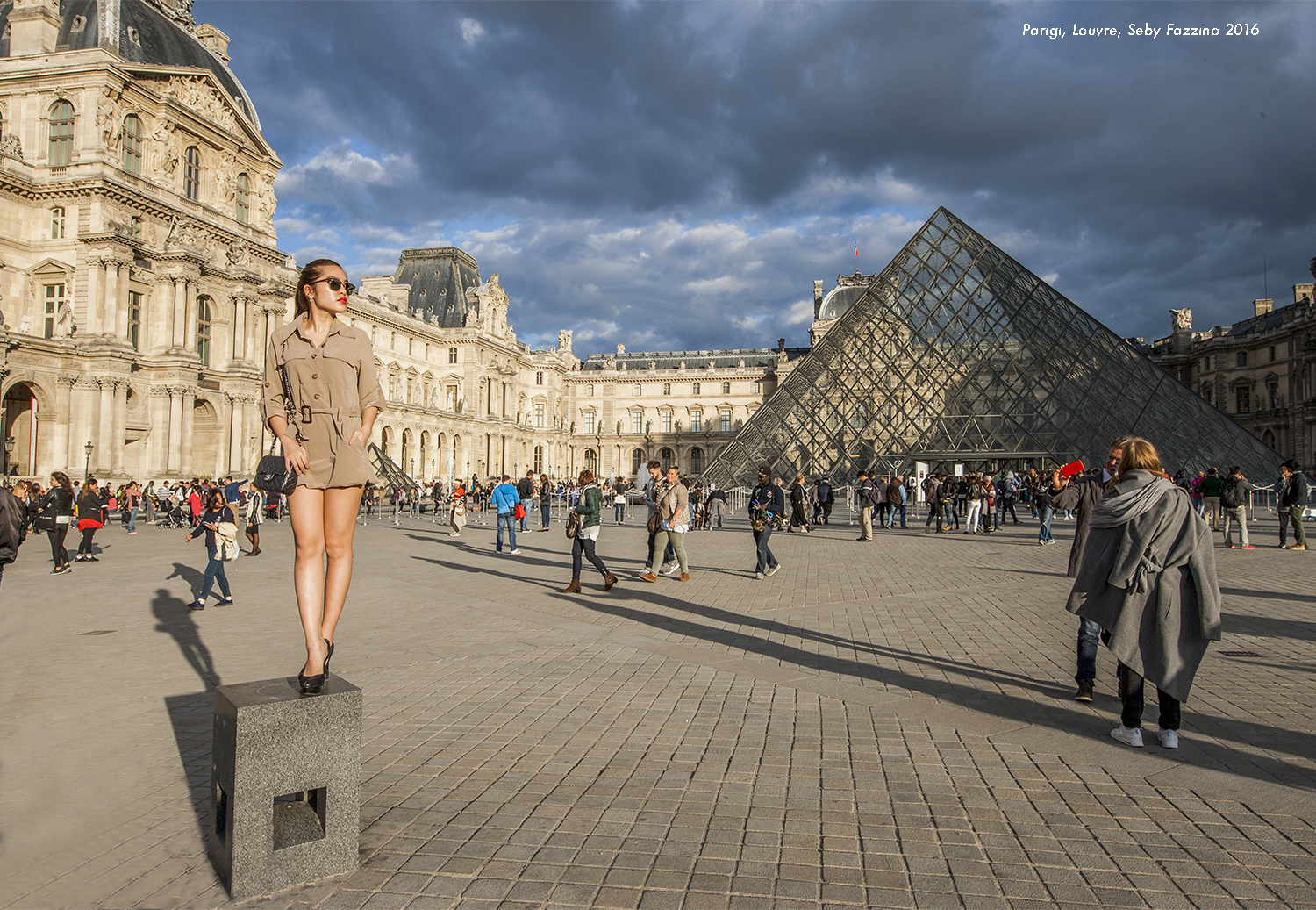 The Louvre between selfies and beautiful statues