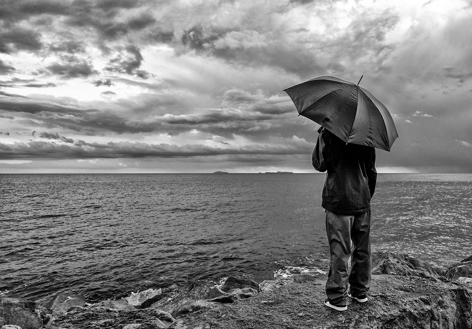 The sea in autumn b / w