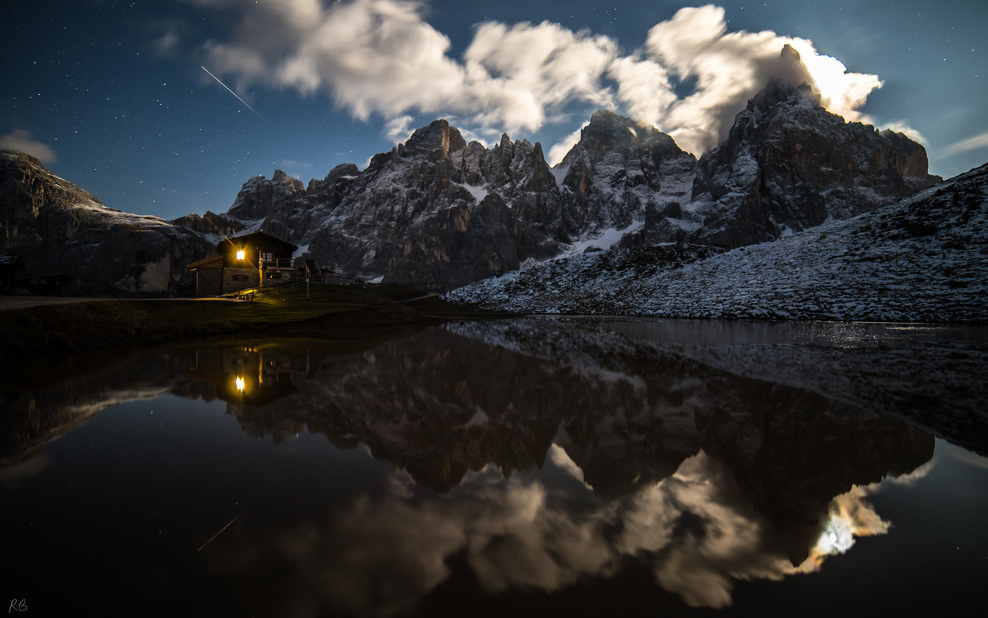 Baita Segantini alla luce del crepuscolo e luna