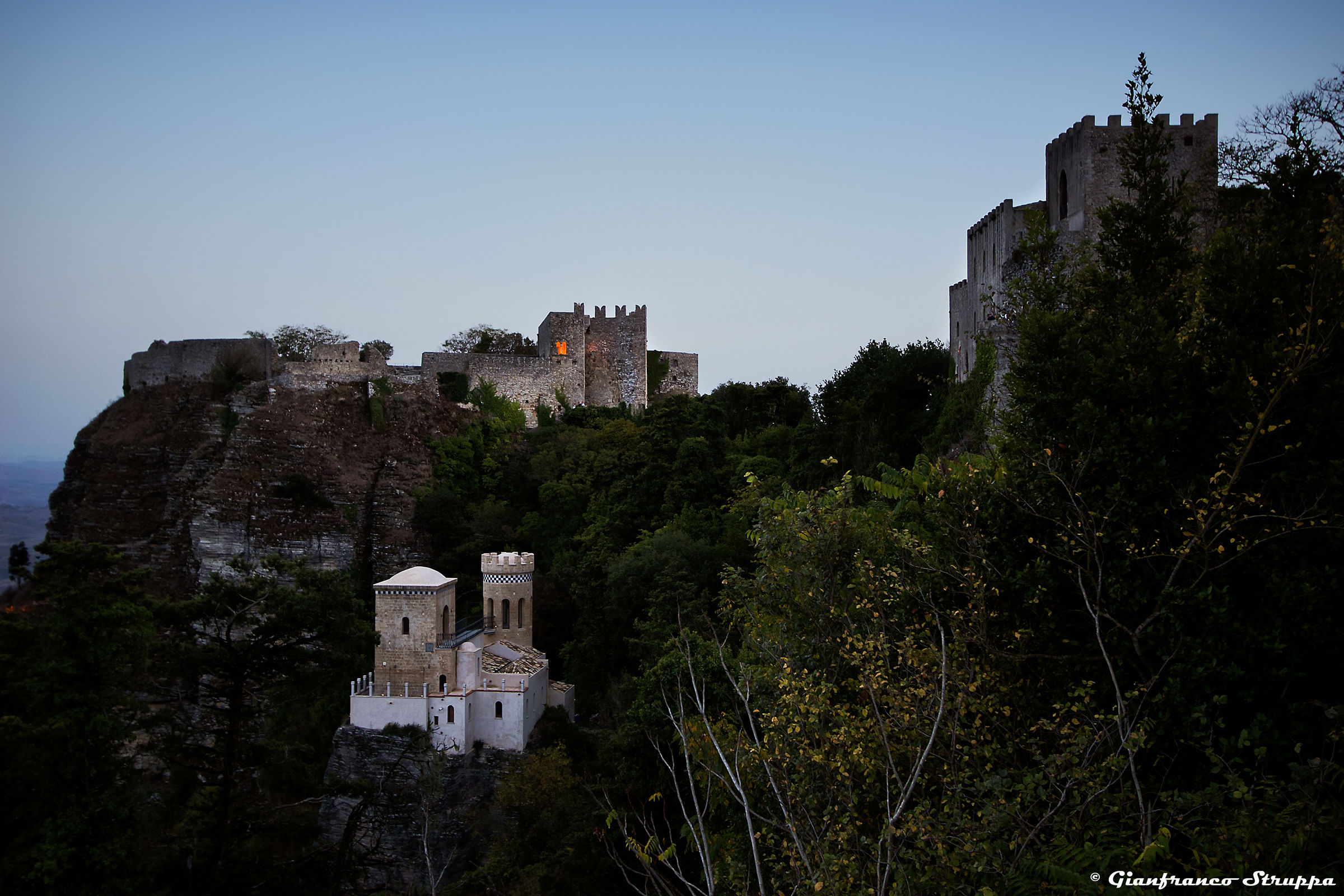 Erice: torre Pepoli e scorcio del castello.