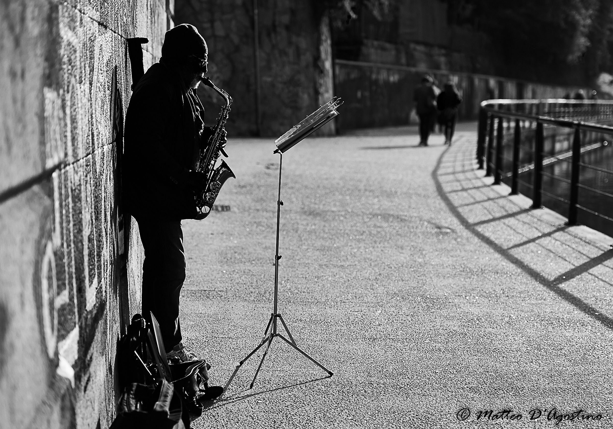 along the bit to the sound of jazz