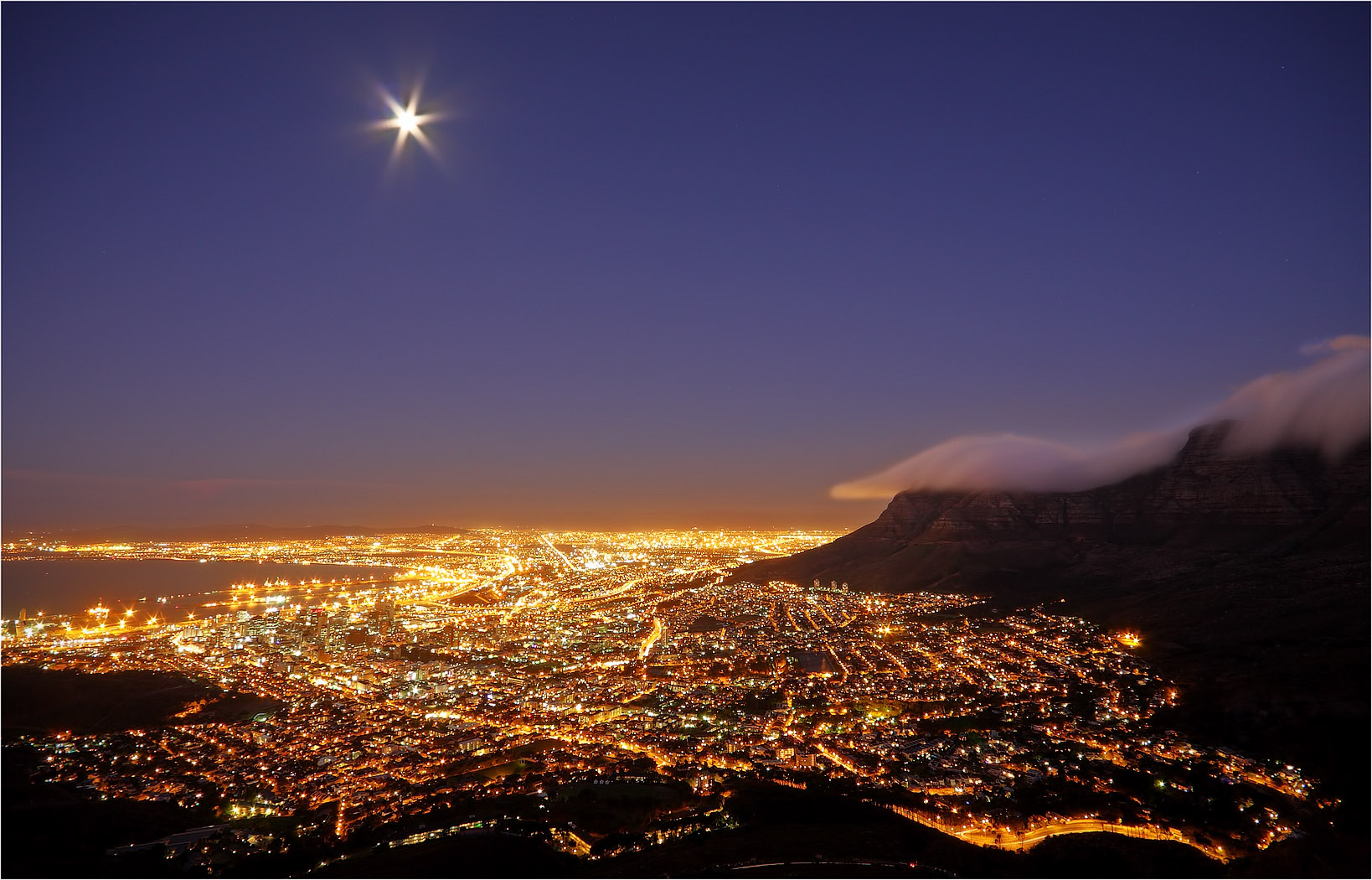 Luna piena sopra Città del Capo