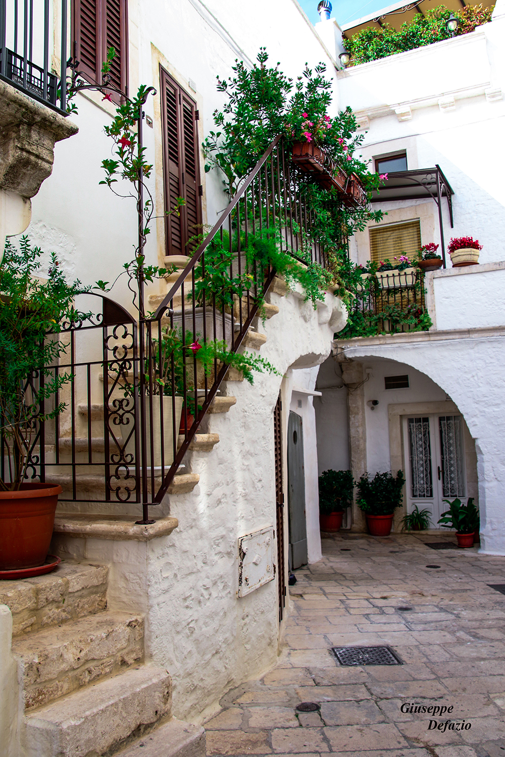 bianco e colori di Locorotondo