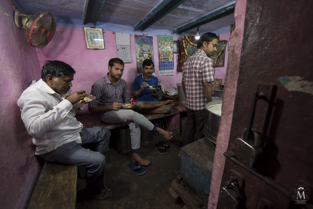 Per le vie di Varanasi, negozio.